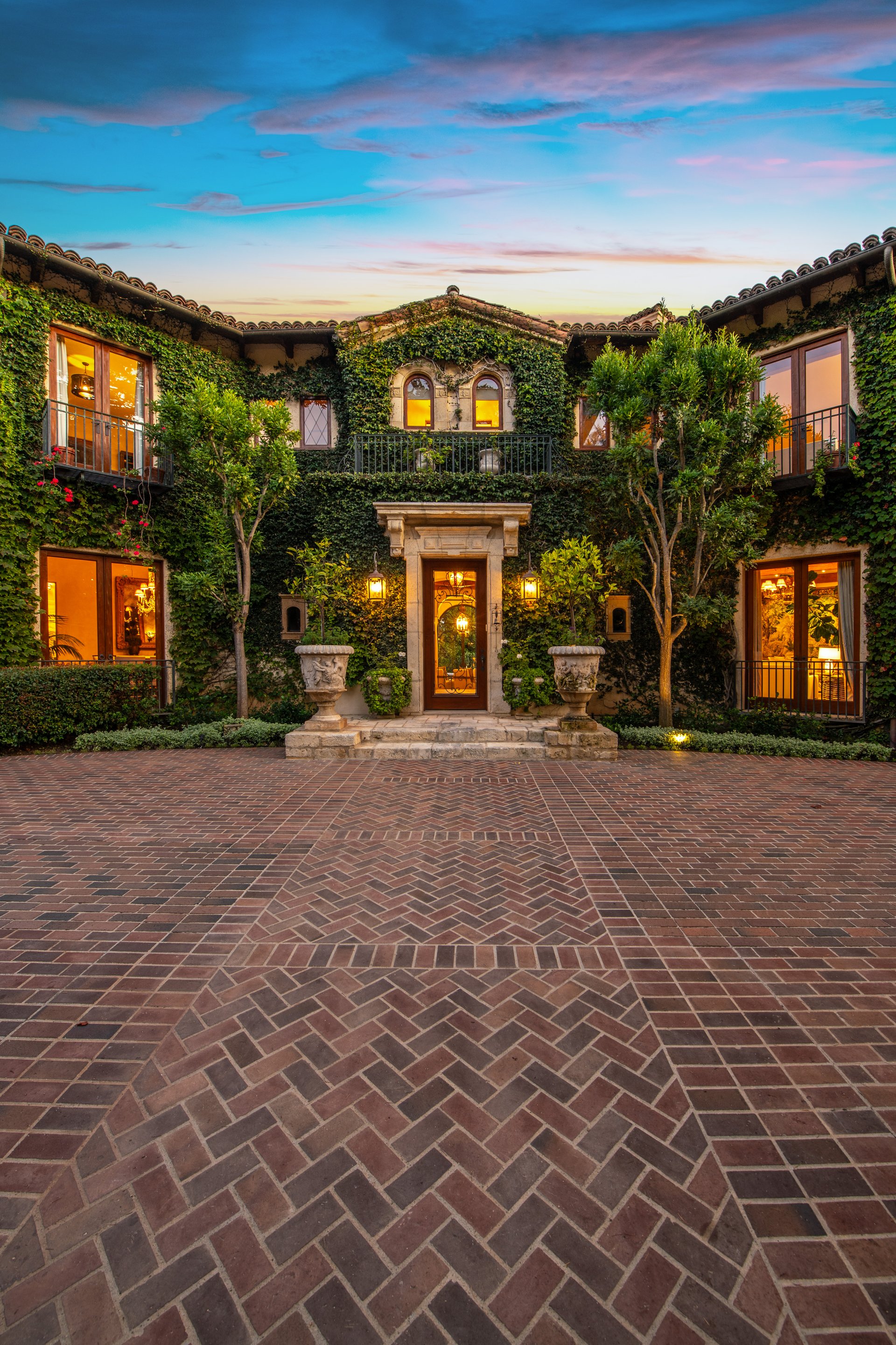 1550 Amalfi DR