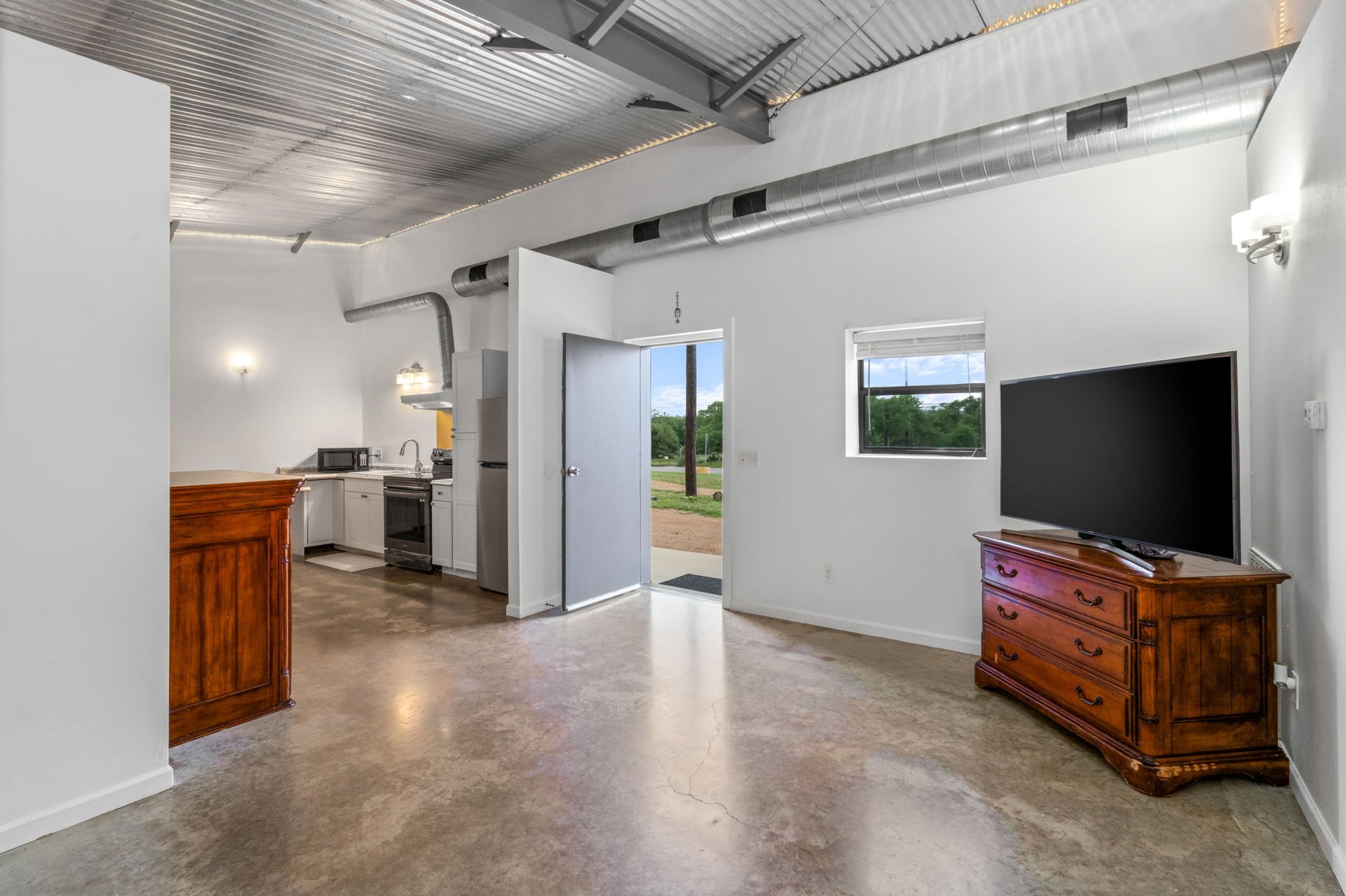 Unique Residential/Commercial Property - 180 Henly LOOP