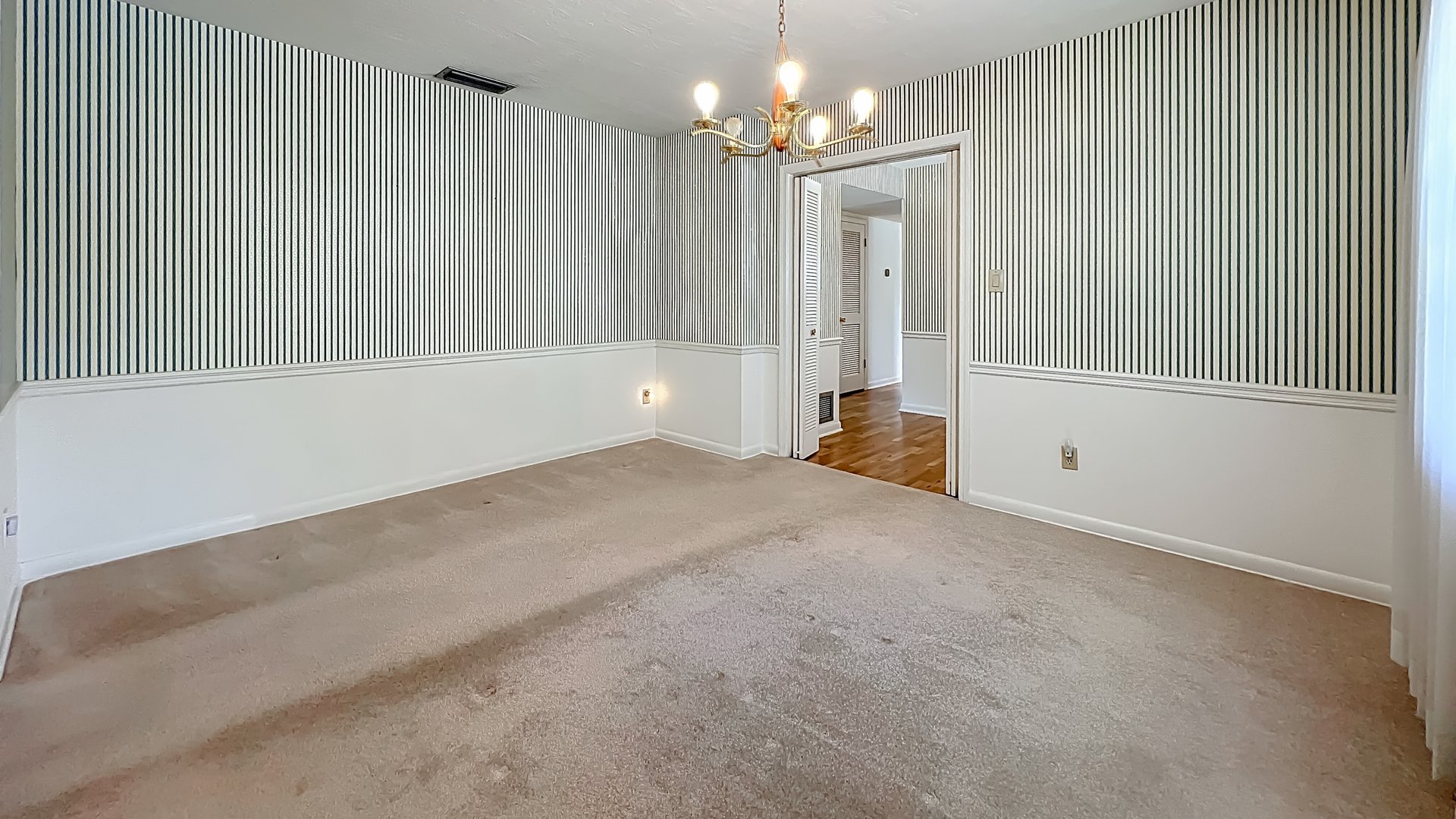 Mid-Century Modern 4-Bedroom in Dommerich Hills, Maitland