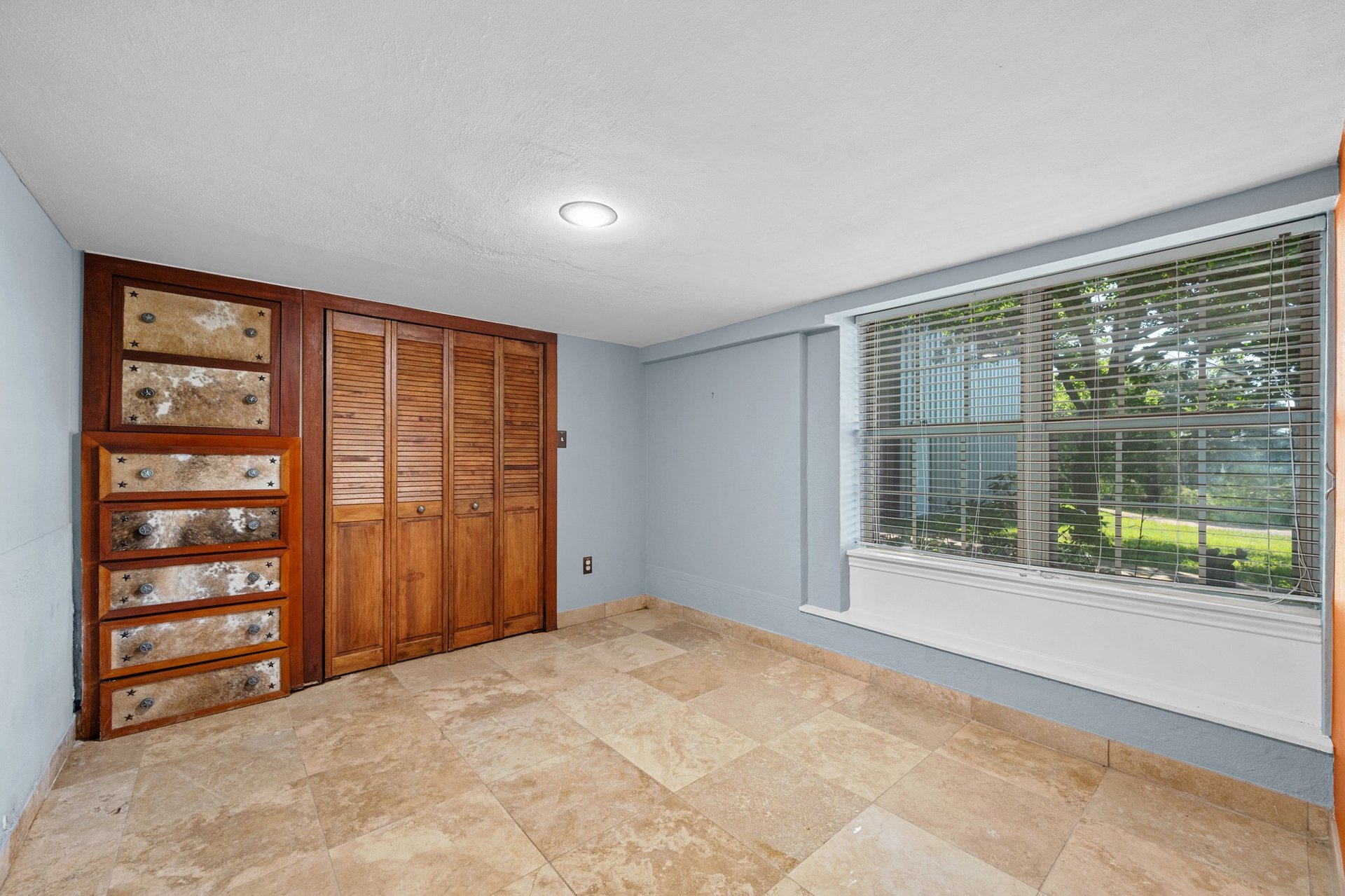 401 Crestview Drive and 309 Cliff Circle