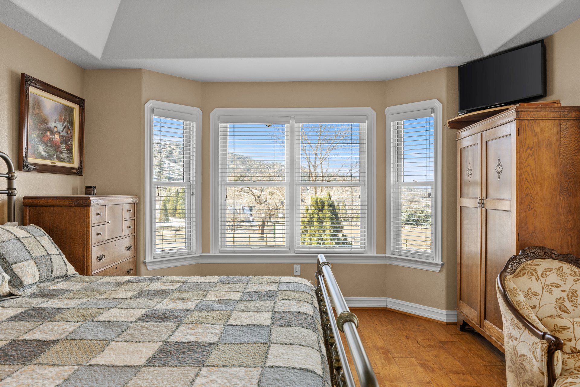 Equestrian Estate in Bear Valley Springs: 25820 Skyline Drive