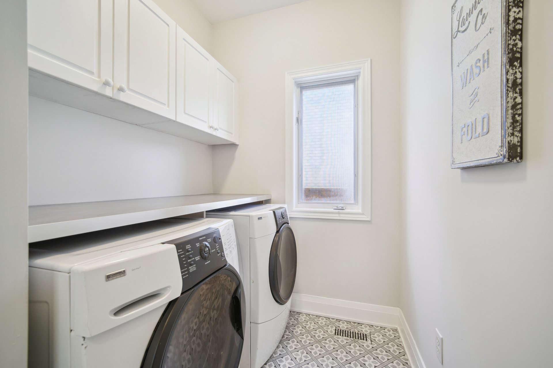Beautiful Bungalow Backing on Ravine & Pond!