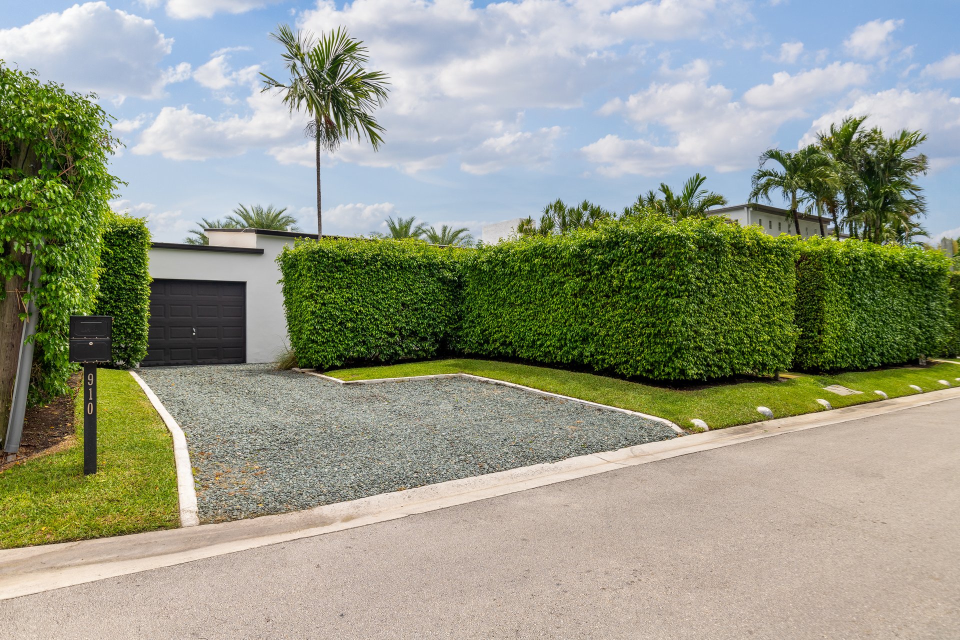 910 N Venetian Dr