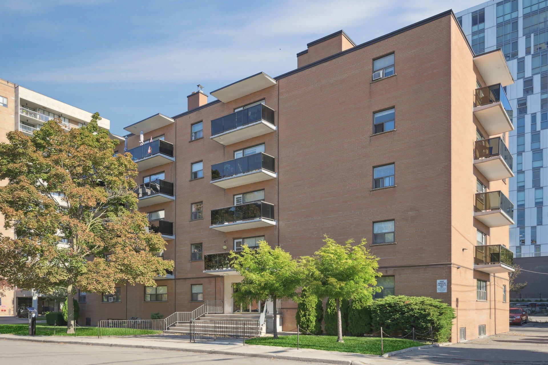 Bright 2 Bedroom Unit in Prime Port Credit Location
