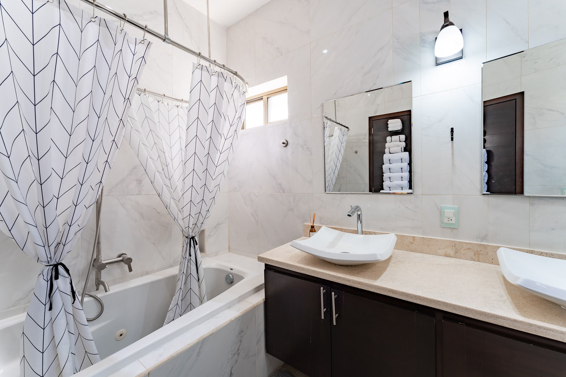 5 bedrooms, Single Family Homes, Villa de Caballos