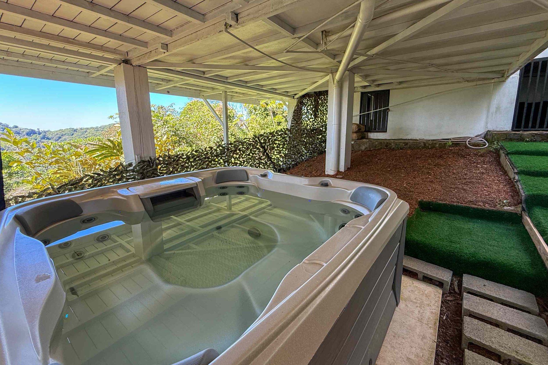 Totally Remodeled Coastal Jungle 2-Bedroom Sanctuary Home with Valley & Ocean Views in Lagunas above Dominical Costa Rica