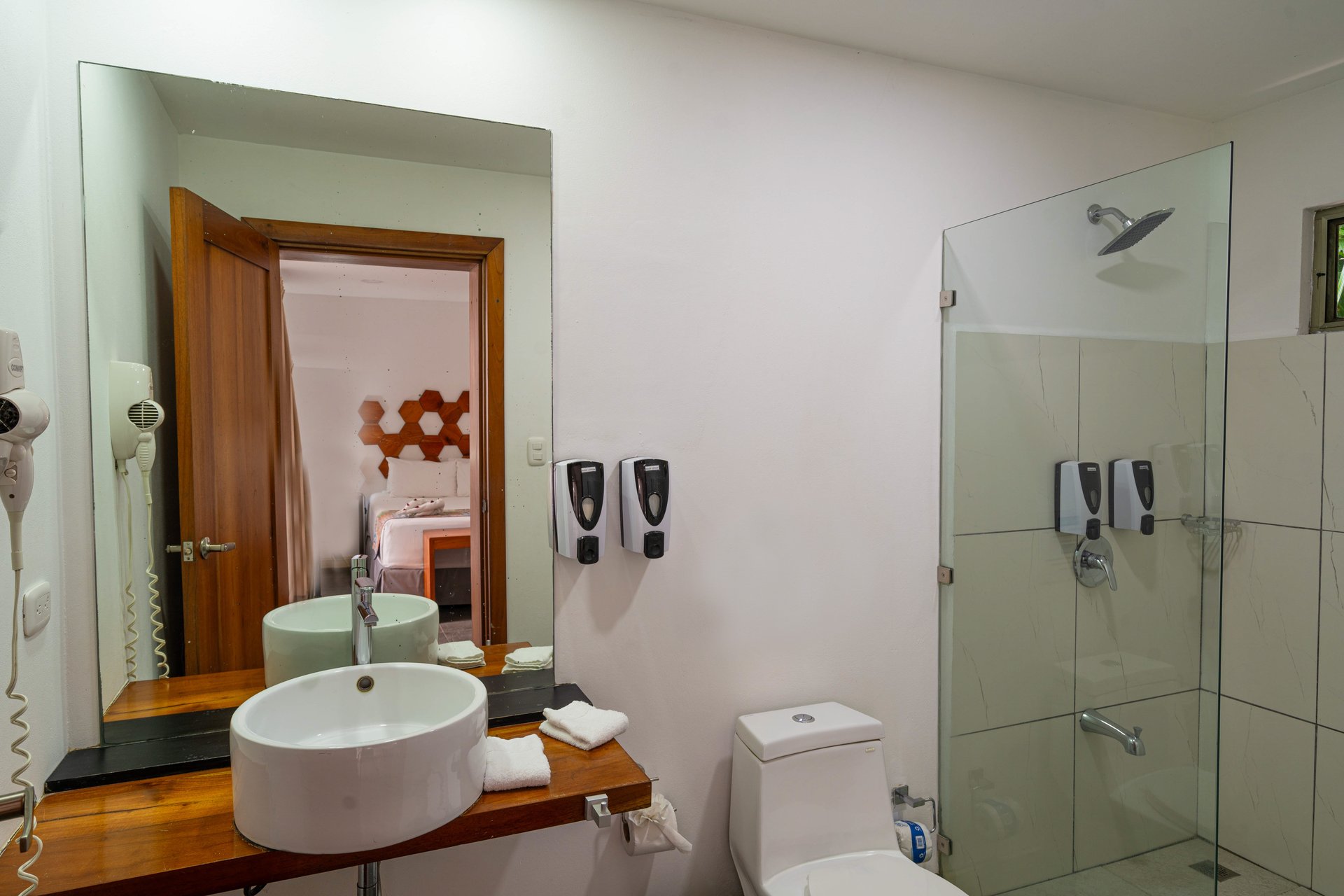 22 Unit Tropical Boutique Hotel steps from Manuel Antonio Park & Beach