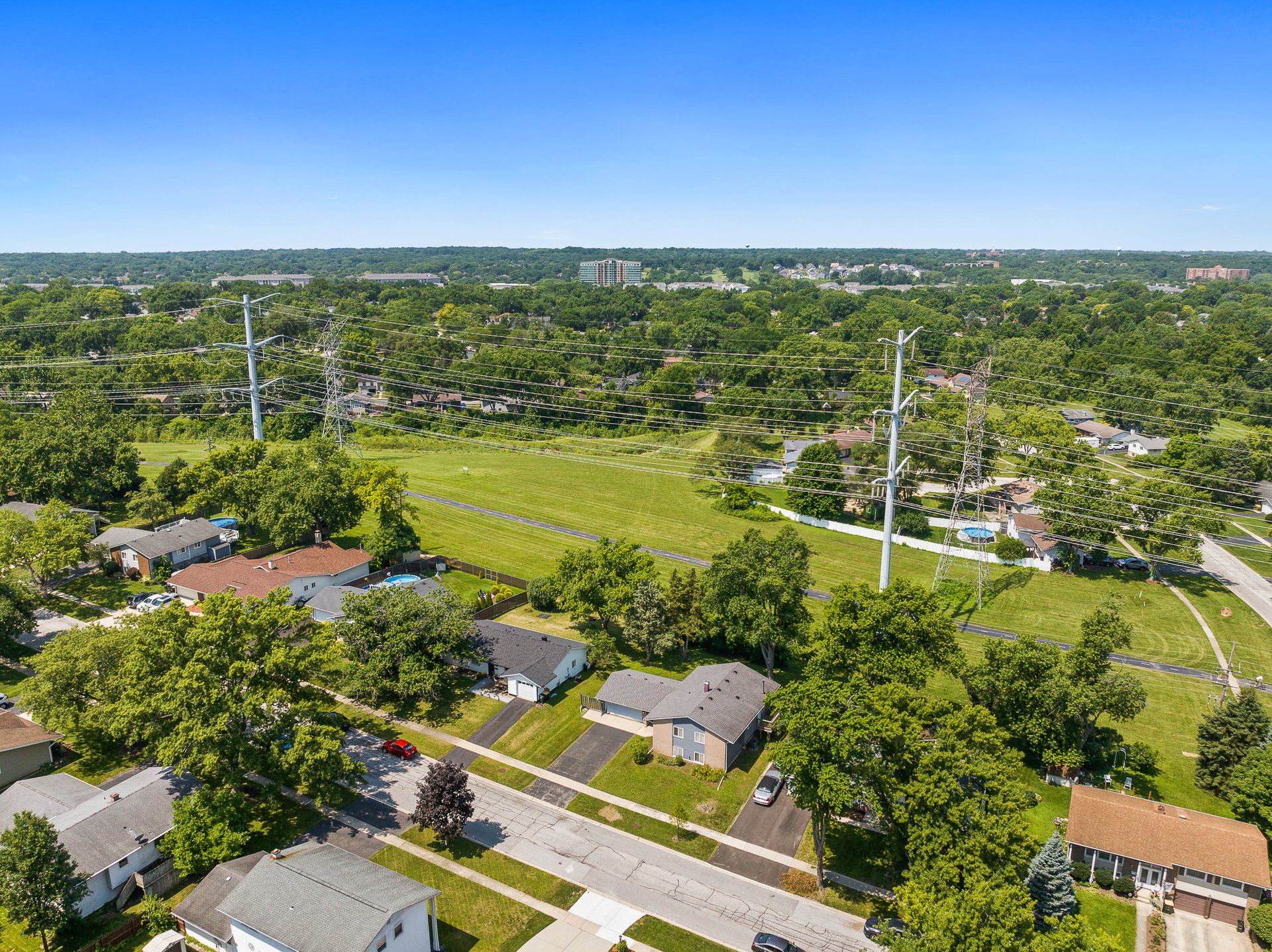 6308 MacArthur Dr, Woodridge
