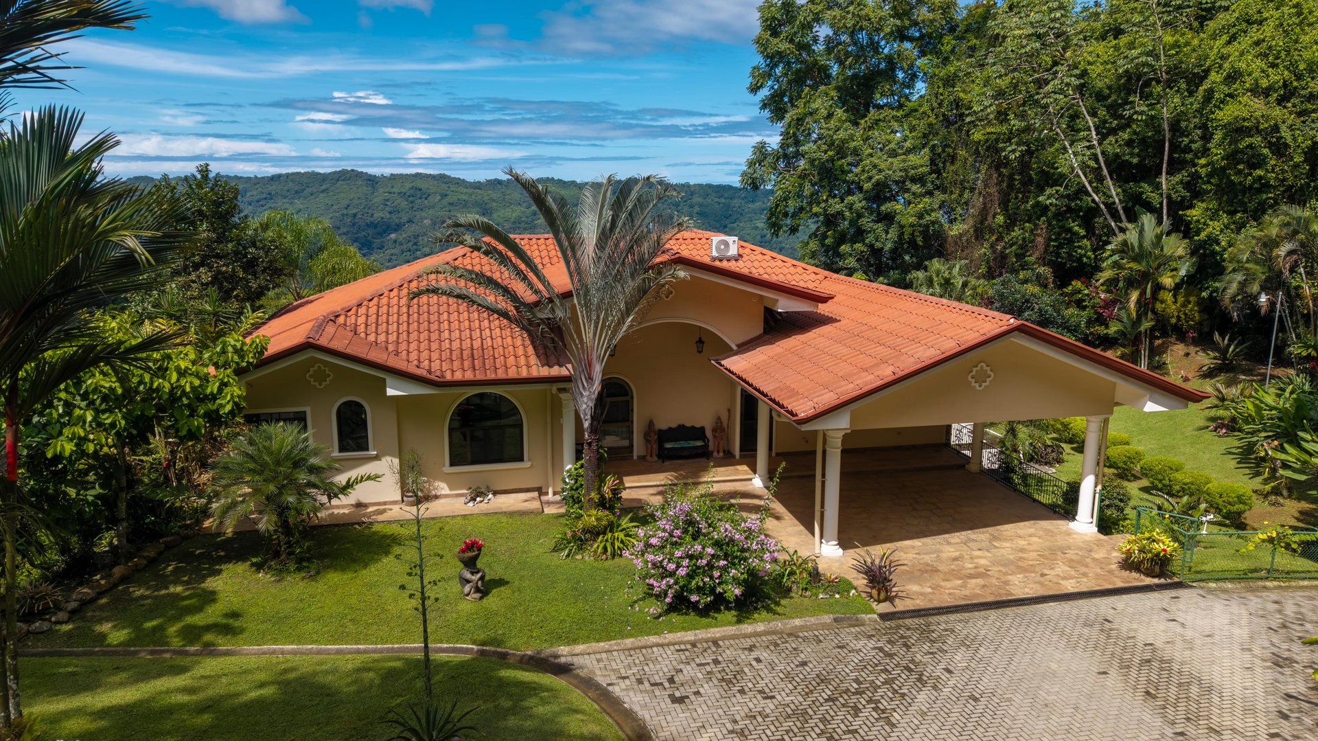 CASA ORQUIDEA – LUXURY HOME WITH OCEAN VIEWS IN GATED COMMUNITY