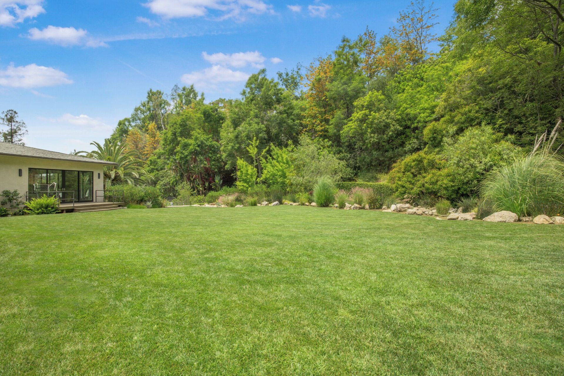Bowmont Dr, 90210