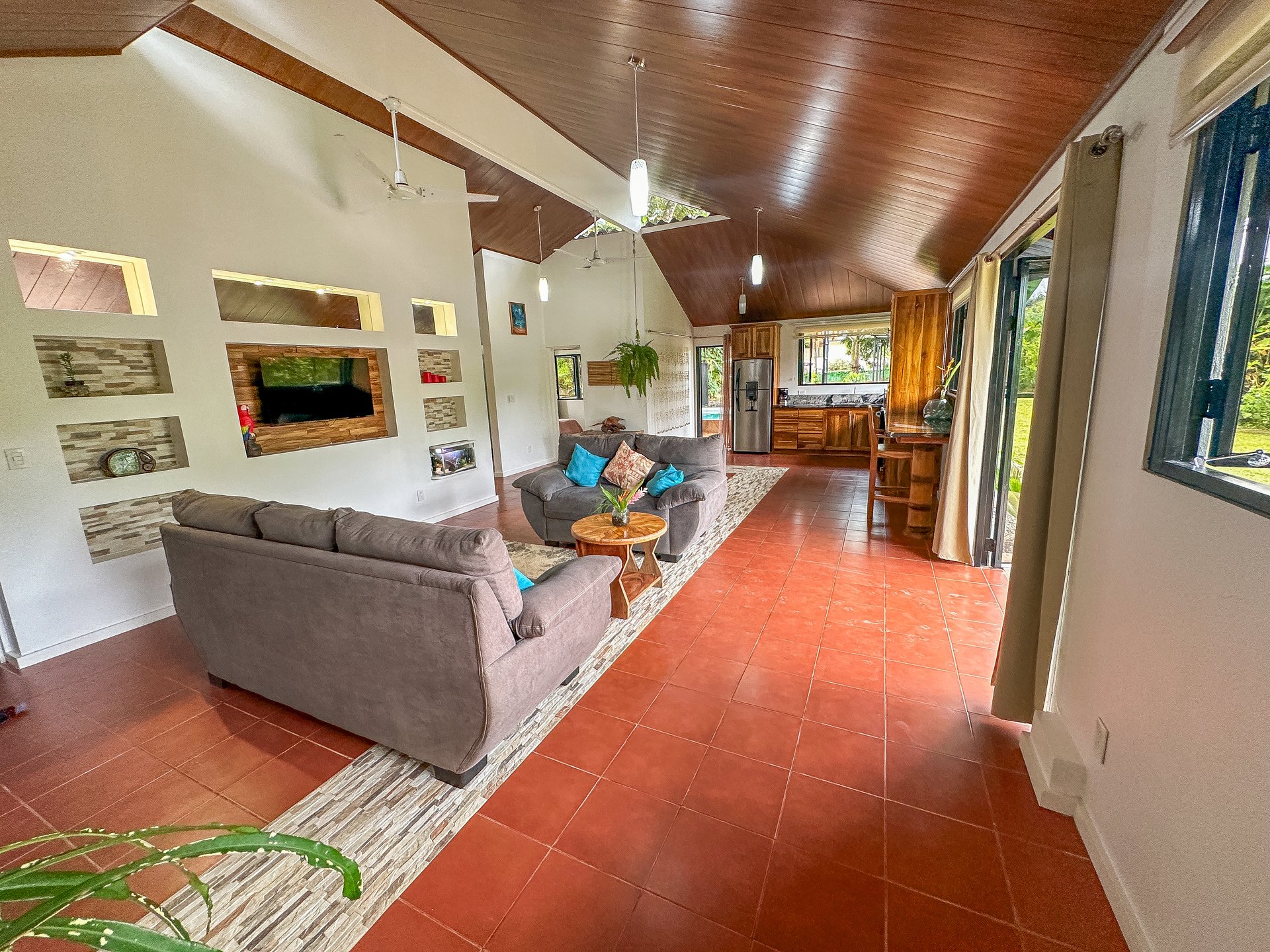 Contemporary 3-bed home surrounded by Uvita’s services and amenities but just a short stroll to tropical beaches