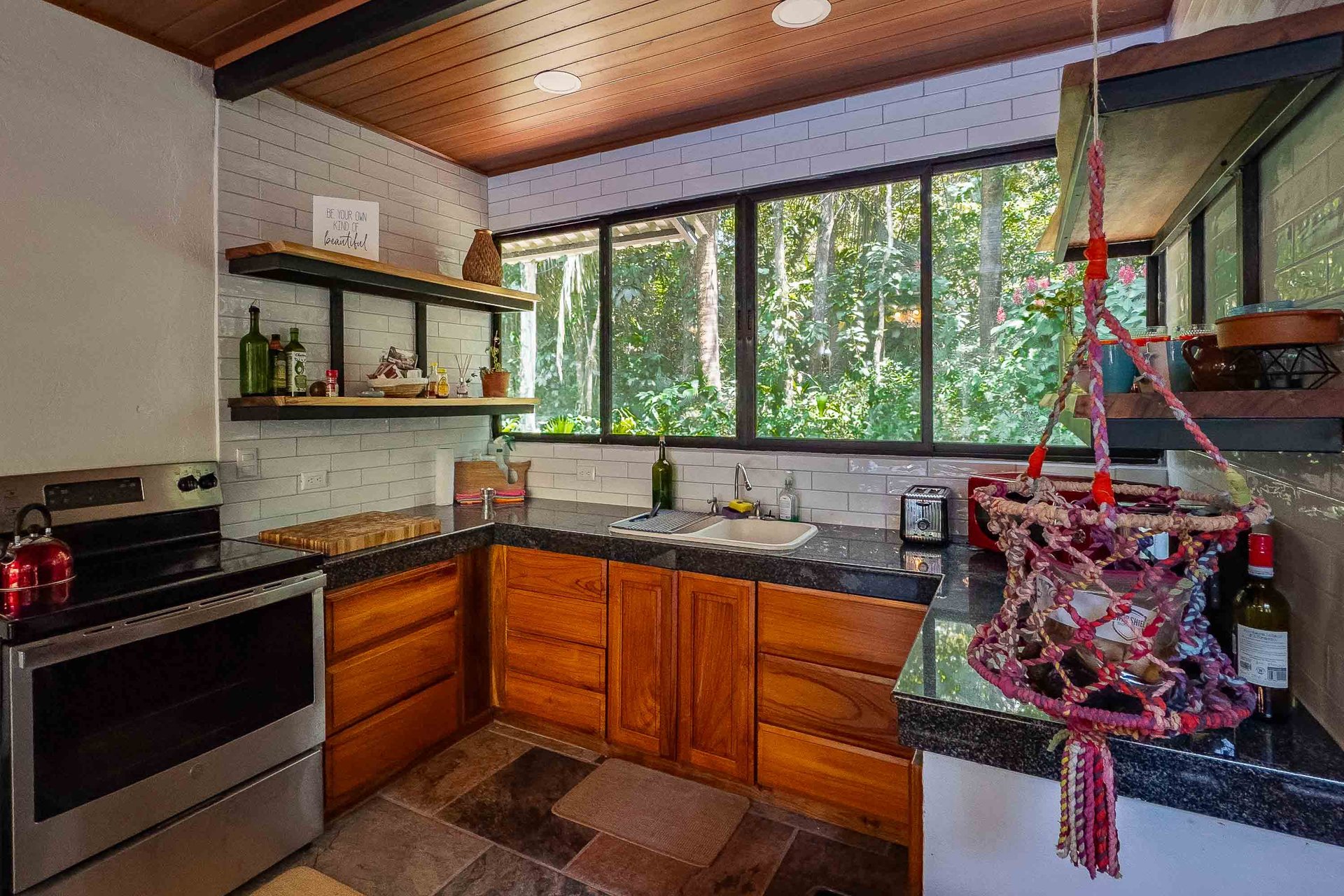 Tropical 3-bedroom home in gated community Manuel Antonio, Perfect rental!