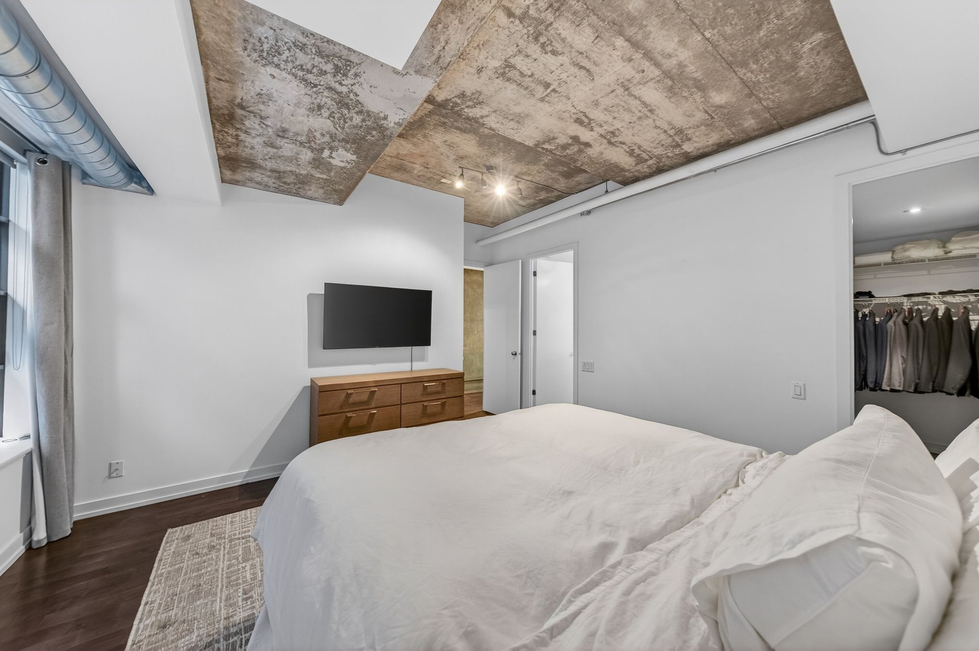  SOLD: In The Heart Of Vibrant King West