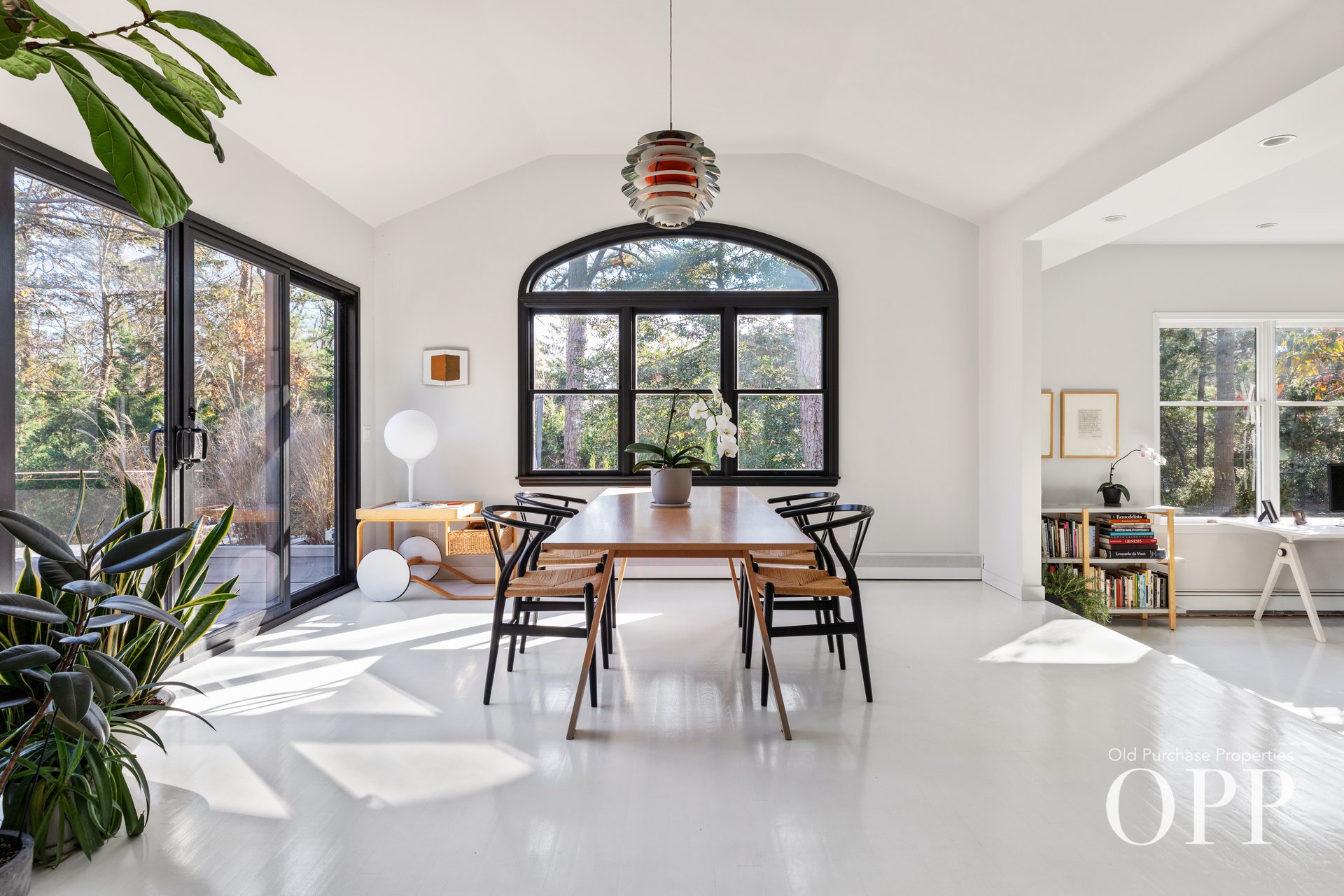 A SUNLIT RETREAT IN PICTURESQUE LOCATION