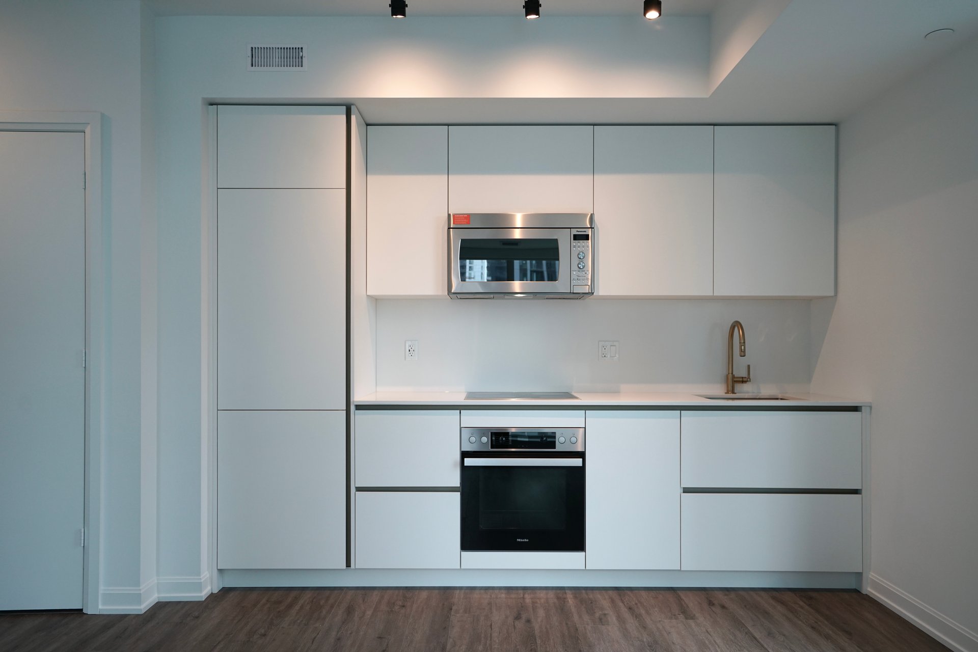 327 King St W Unit: 2306