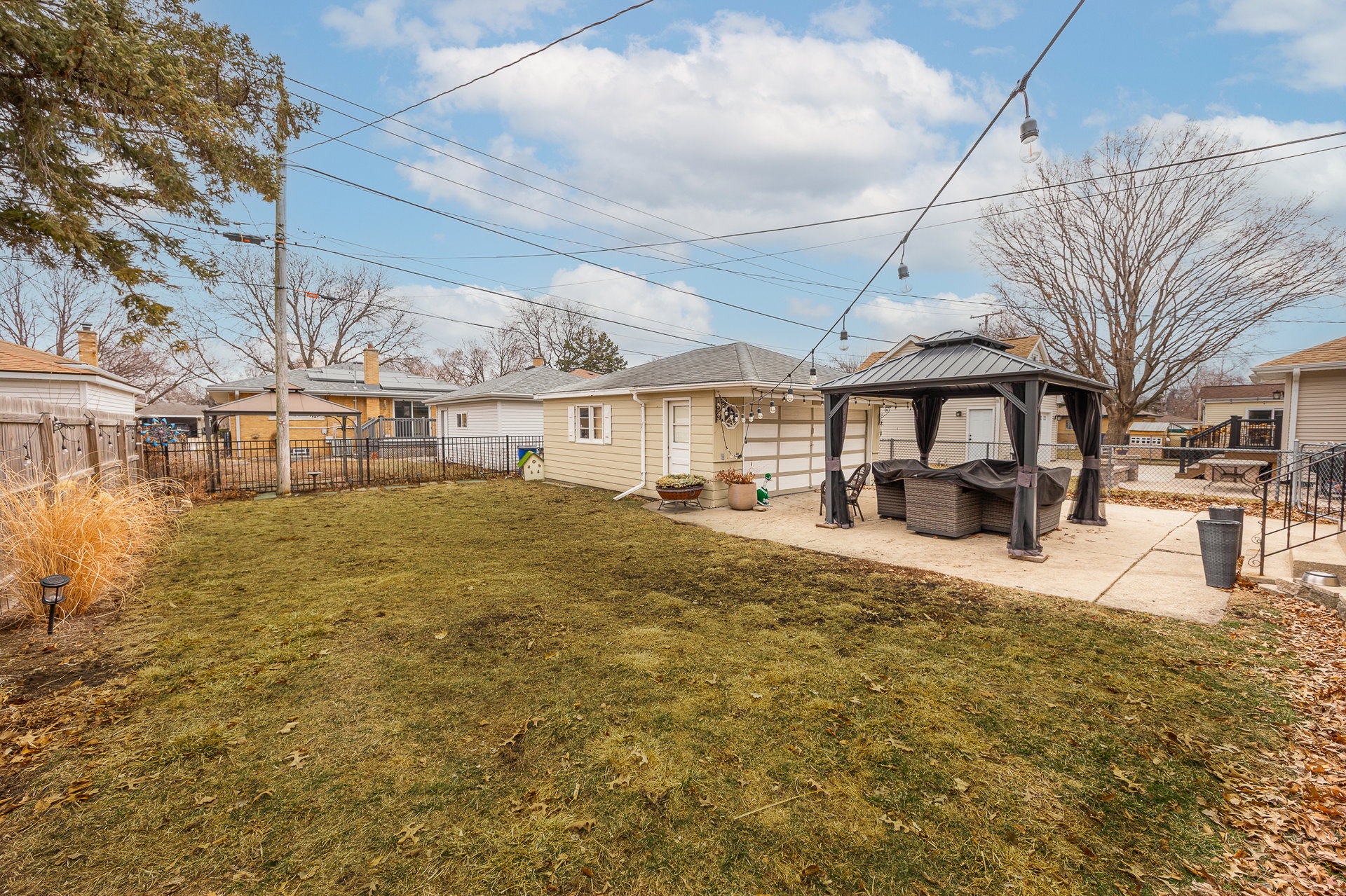 937 Robinhood Ln