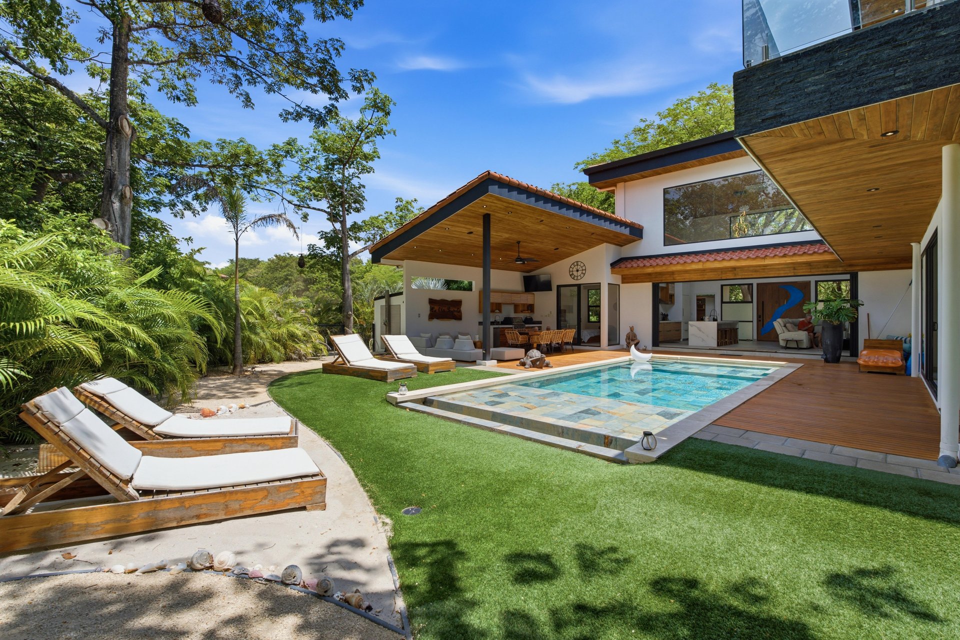 Casa La Ola Perfecta | Luxury 5-Bedroom Home with Pool Near the Beach in Hacienda Pinilla
