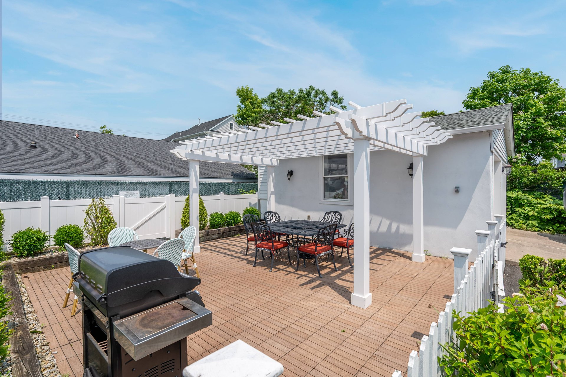 Beautiful Well Design on the First Floor With Outside Deck