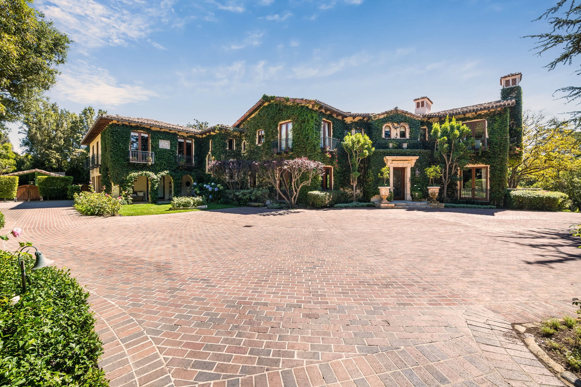 1550 Amalfi DR