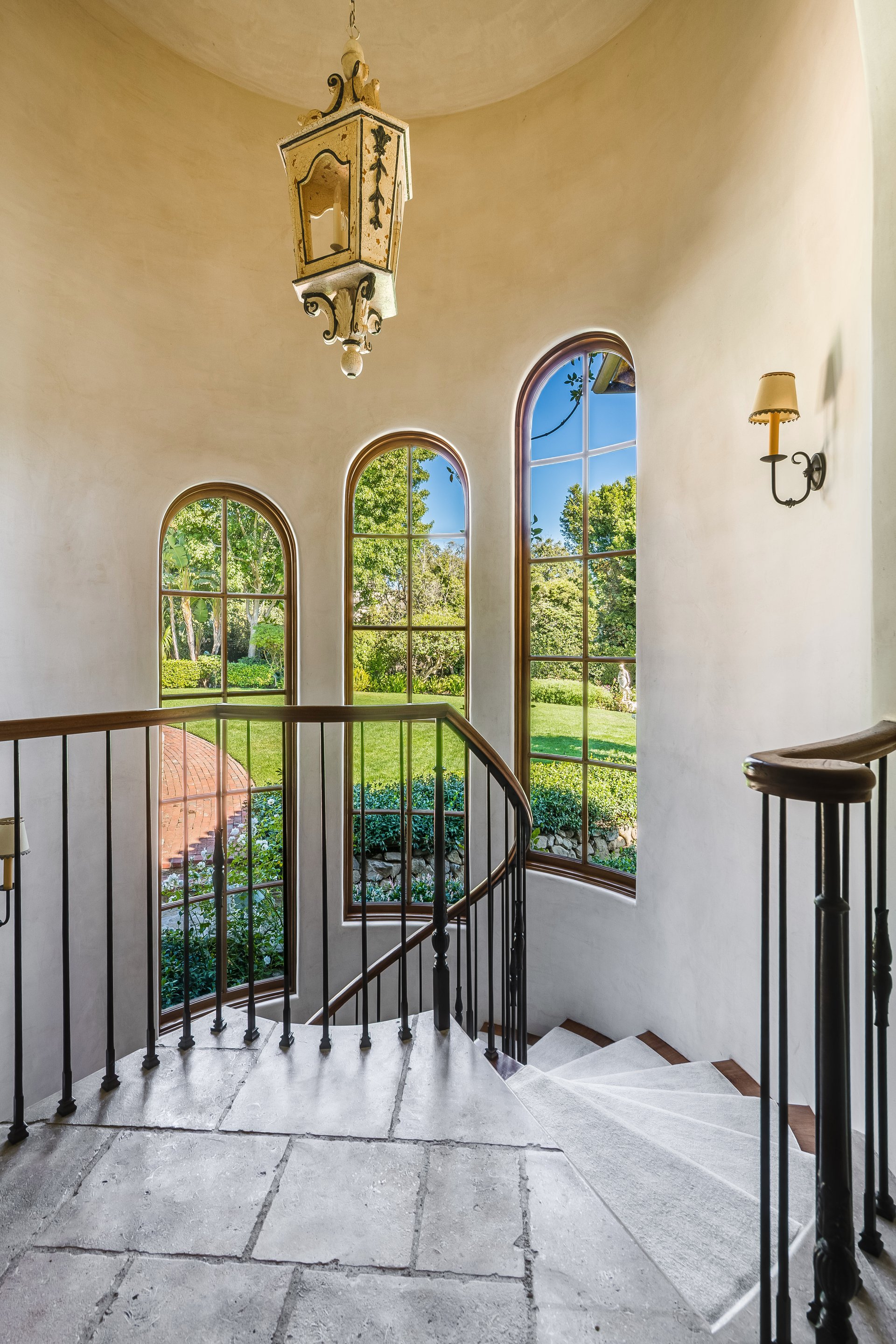 1550 Amalfi DR