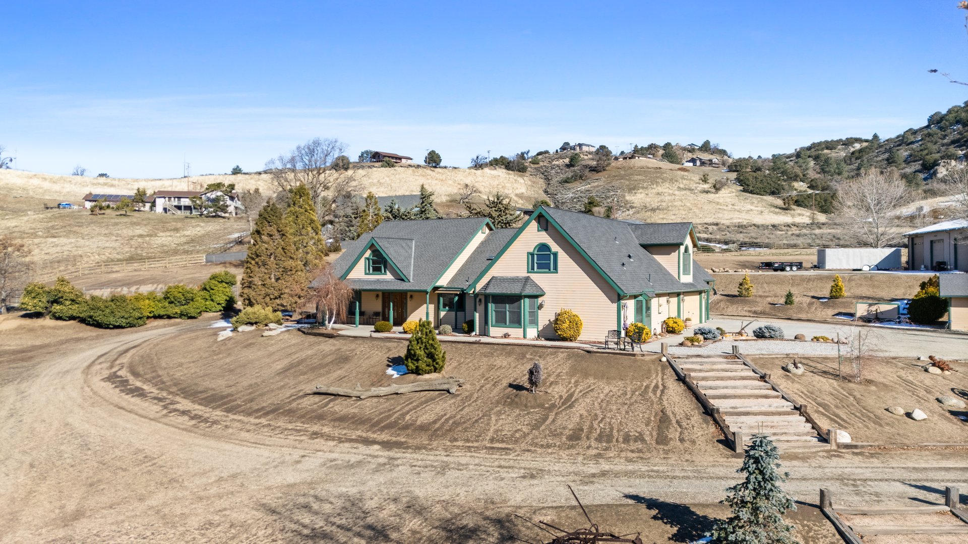 Equestrian Estate in Bear Valley Springs: 25820 Skyline Drive