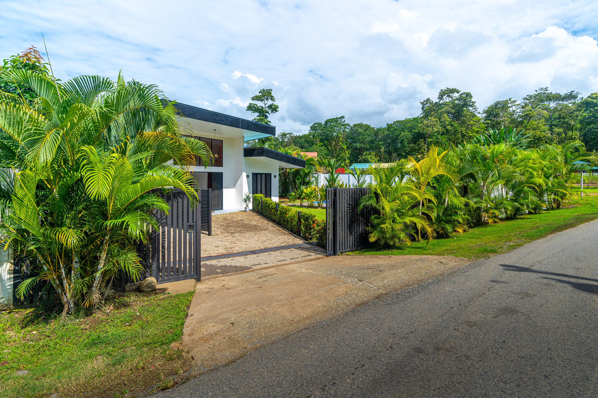 Modern 3 Bedroom Home - Walking distance to it all!