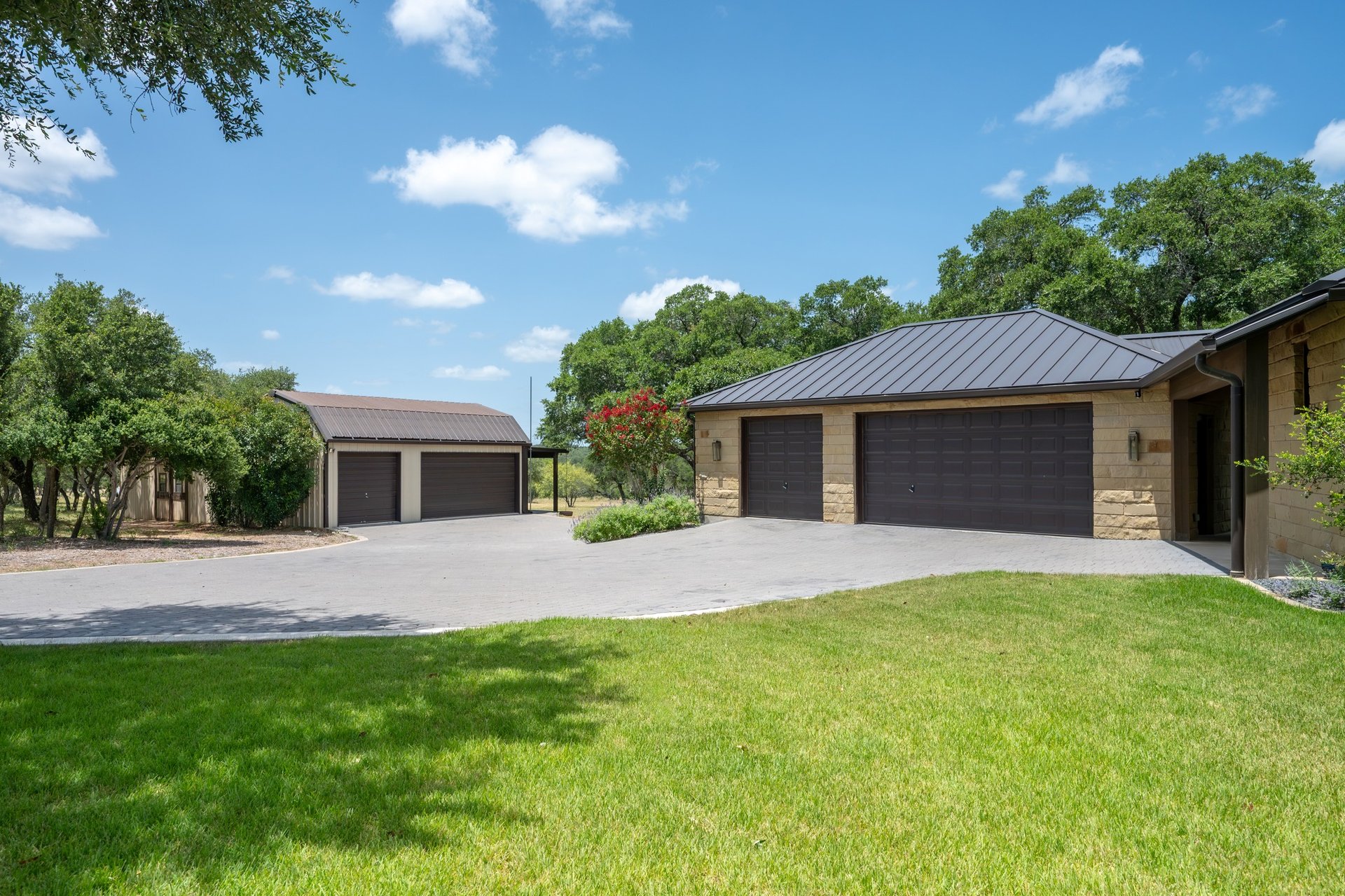 900 Rivercliff Drive