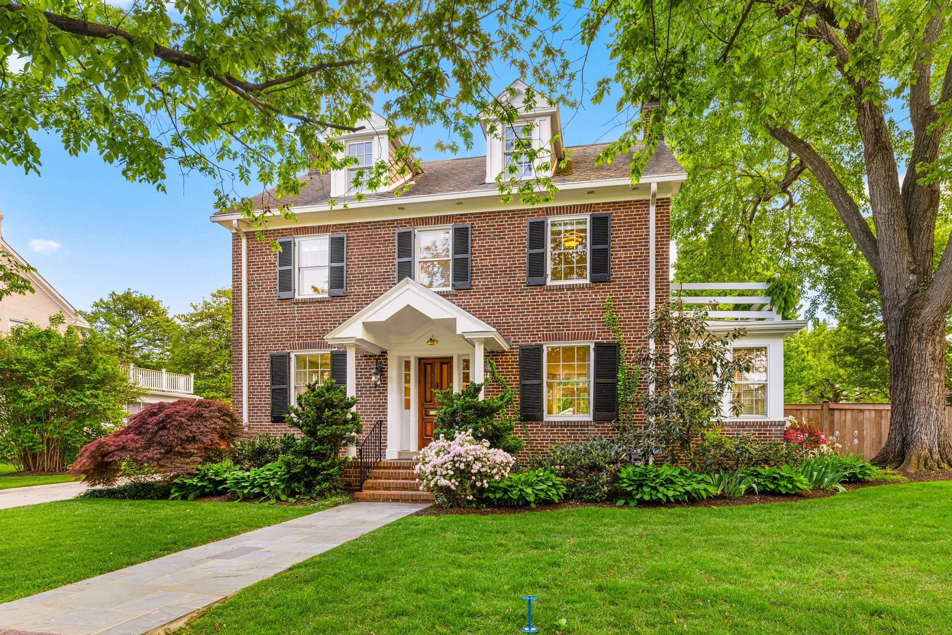 22 W OAK STREET