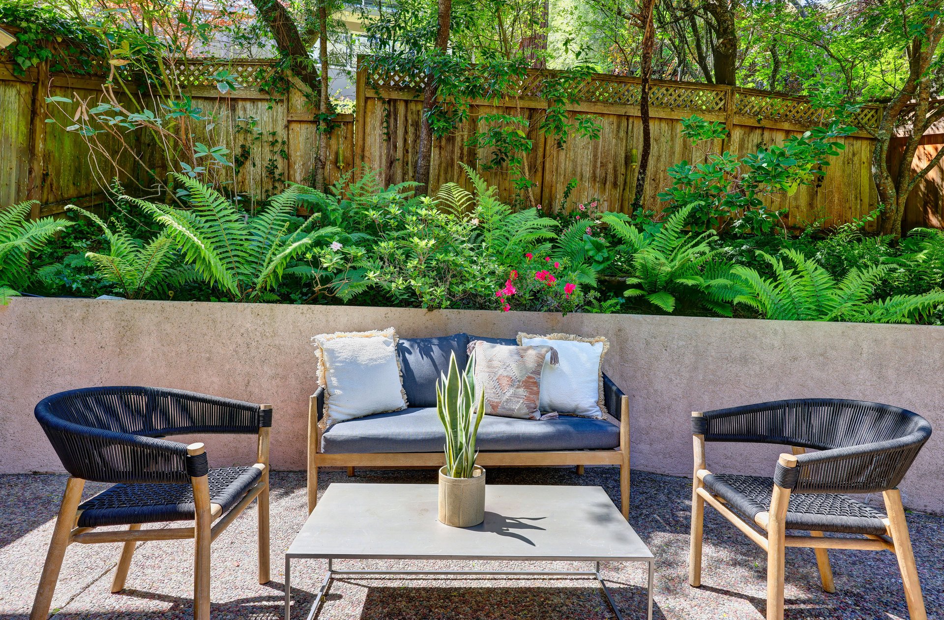 438 Laverne