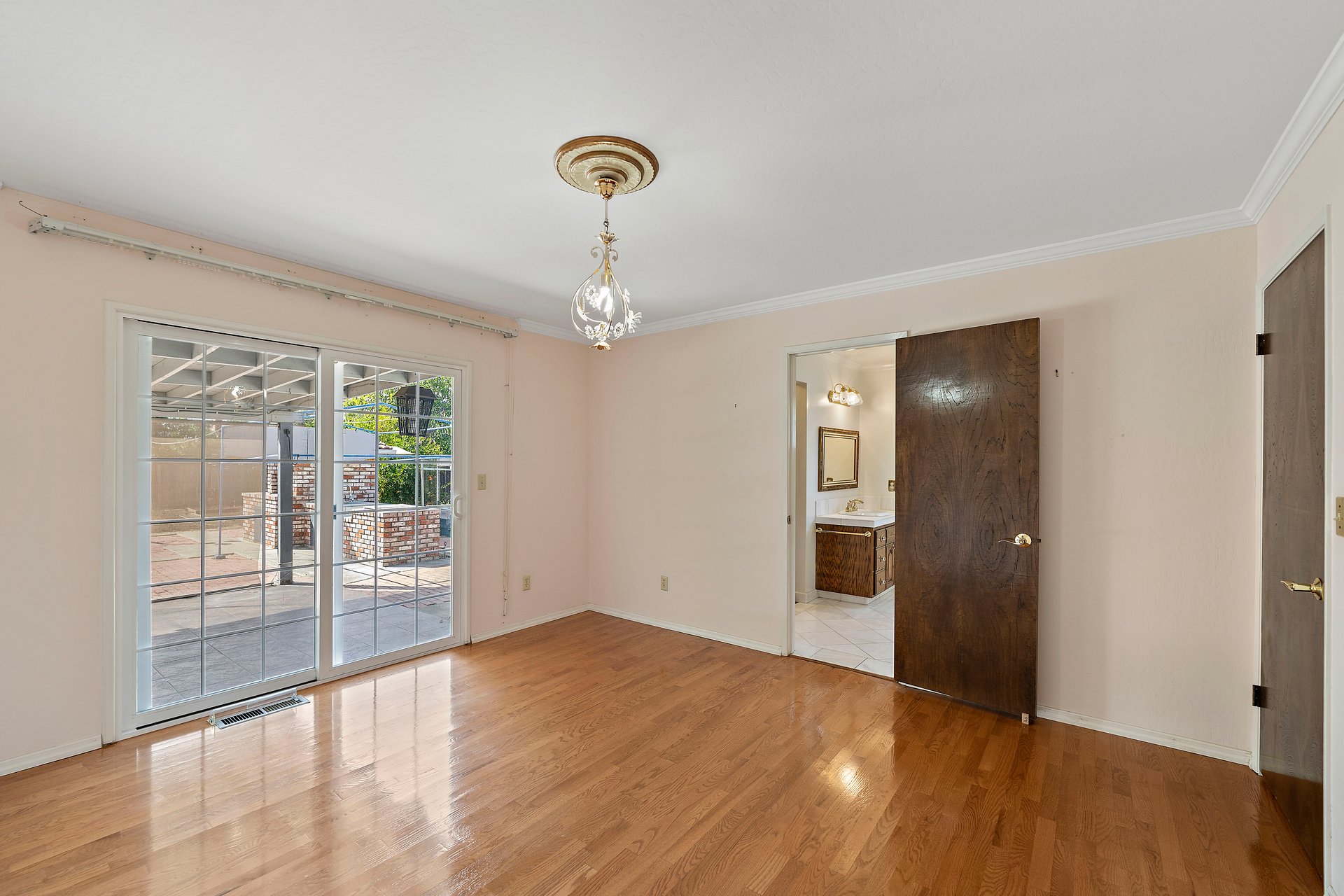 6137 Oak Forest Way