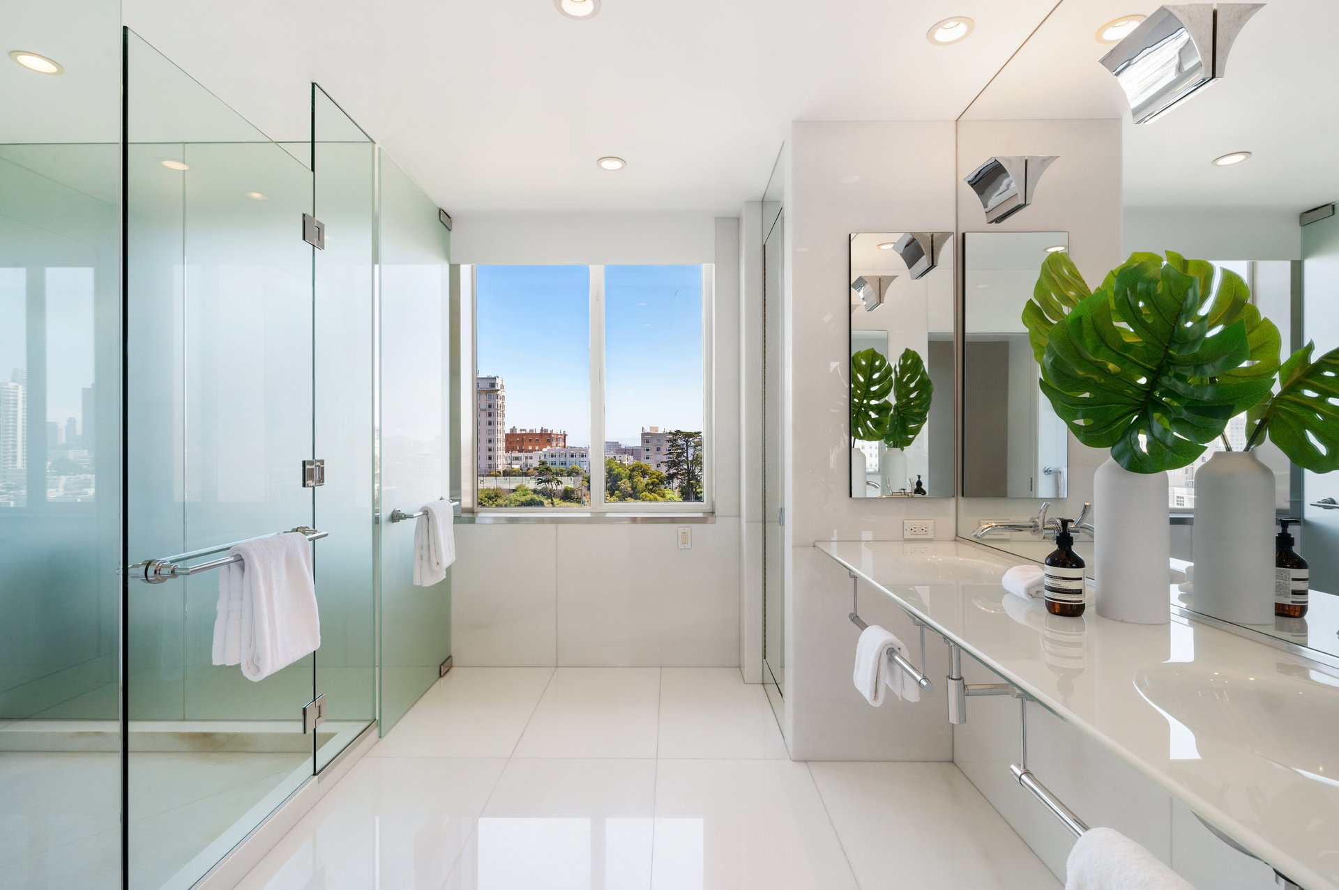 3-Bdrm View Apartment at 1080 Chestnut