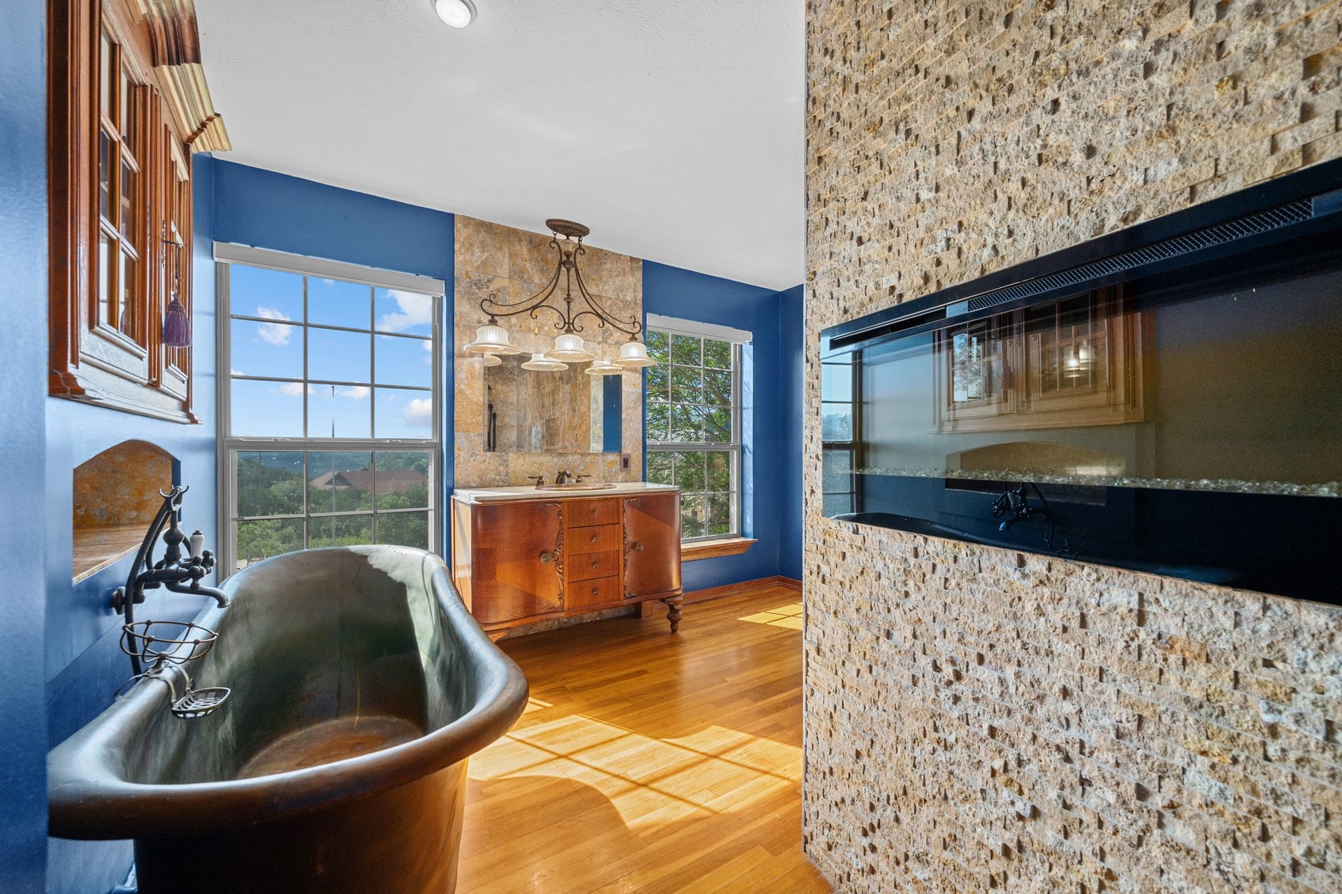 401 Crestview Drive and 309 Cliff Circle