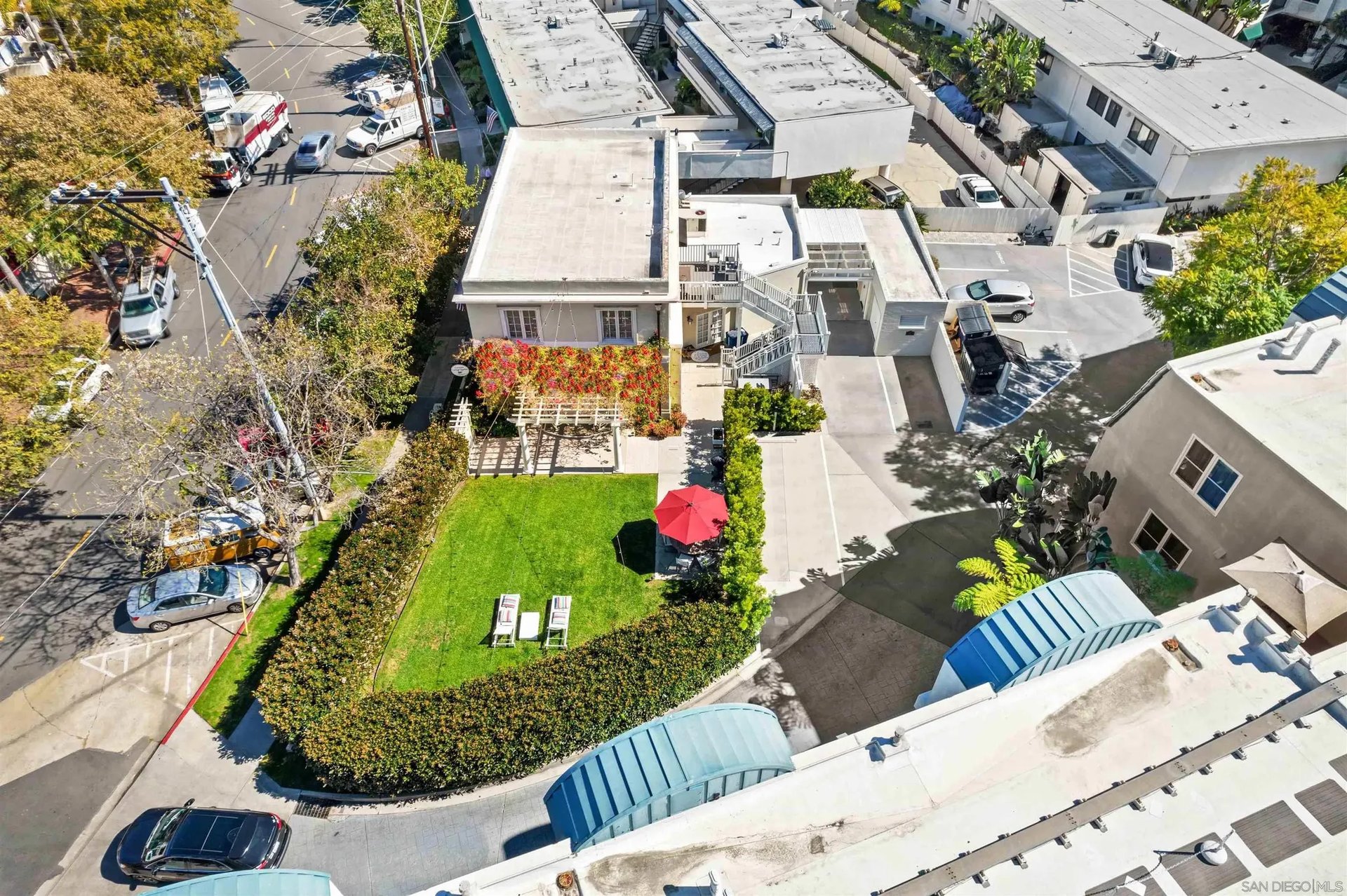 1113 Adella Ave
