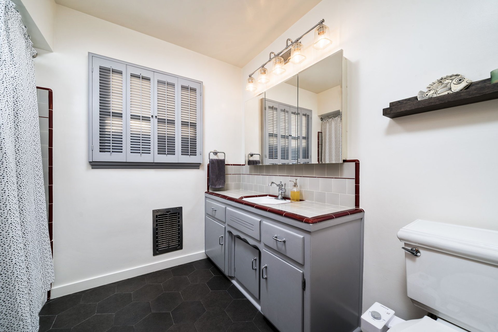 226 E Villanova