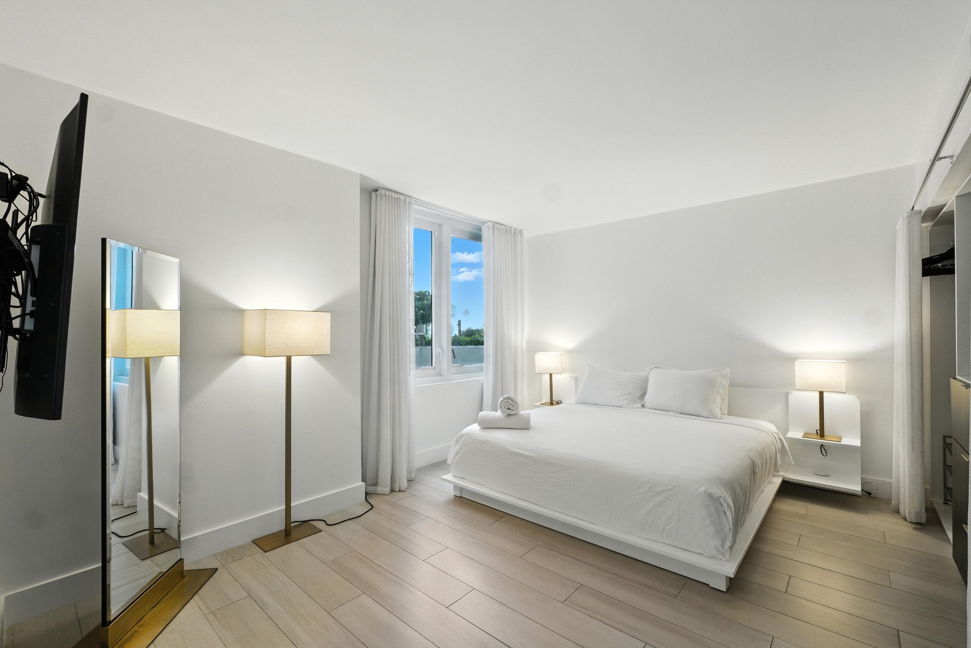 2301 Collins Ave #318  