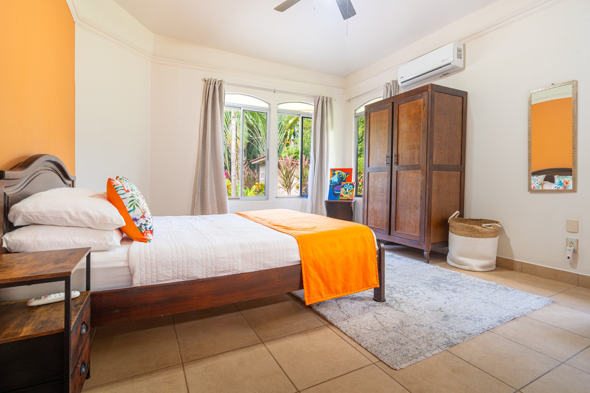 Casa Luna, 3bed /3bath Private Oasis, Convenient Location