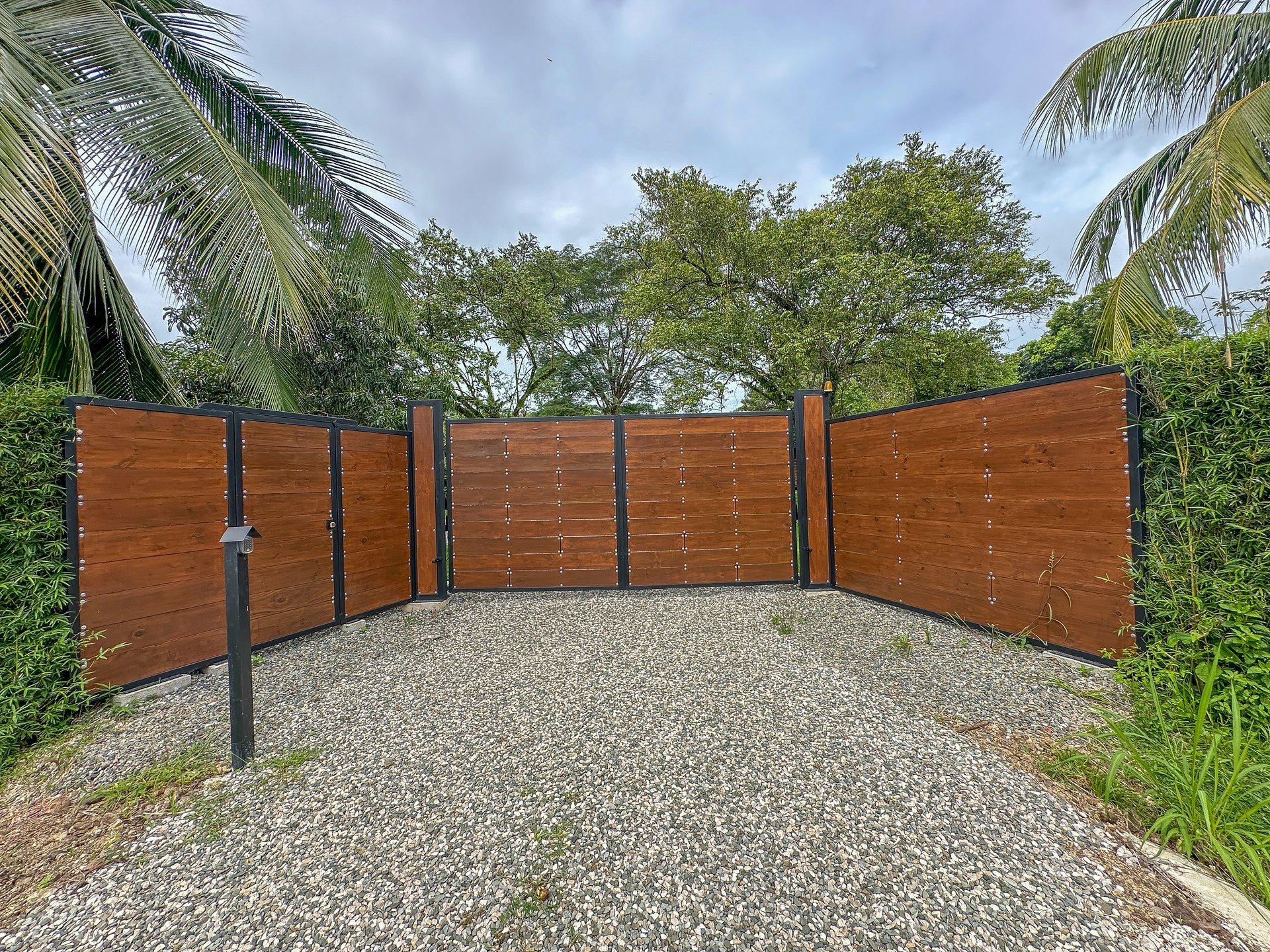 Charming 2-Bedroom Home in the Heart of Ojochal – Privacy, Convenience, and Opportunity Await!
