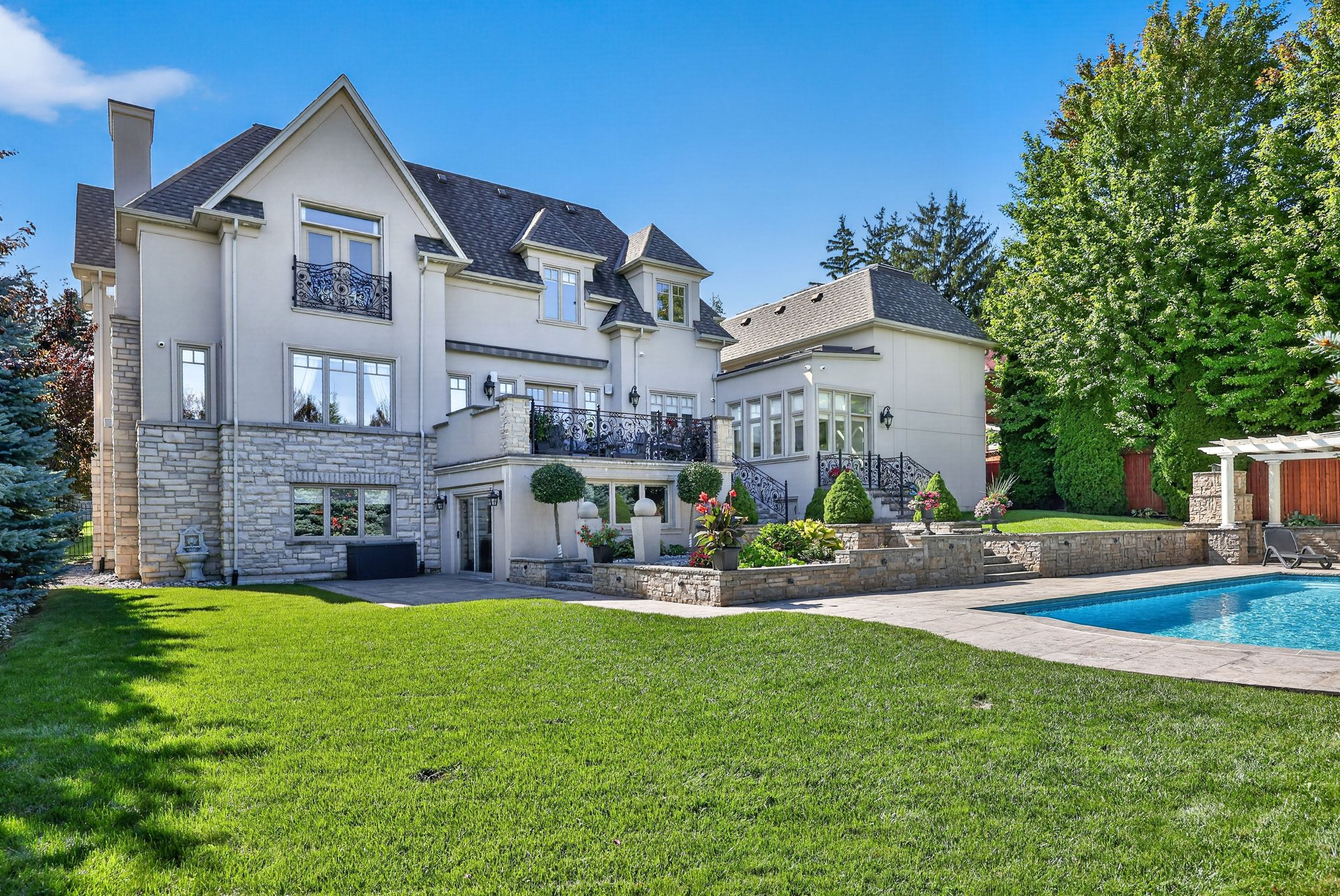 2513 Sharon Cres