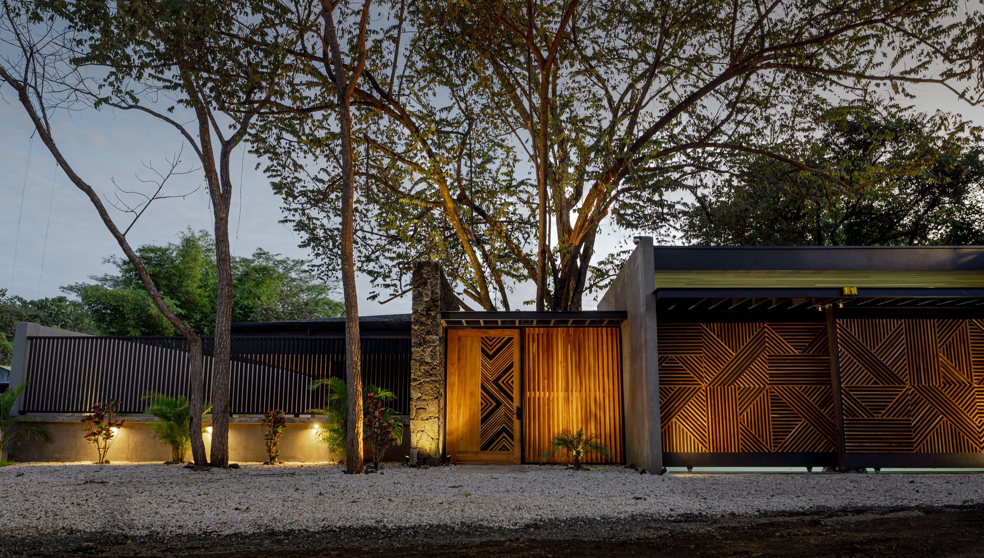 Casa Uchuva | Architectural Harmony of Wood, Stone, and Light