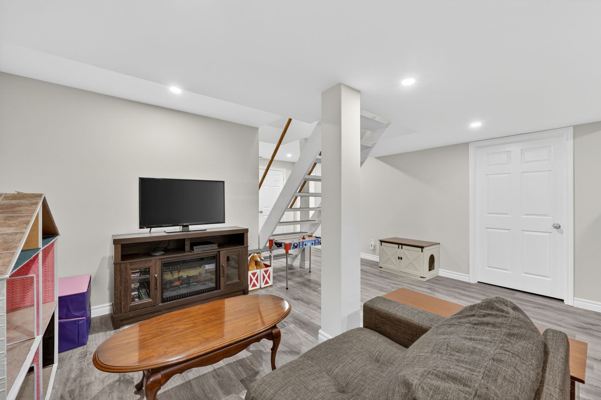 990 Anna Maria Ave