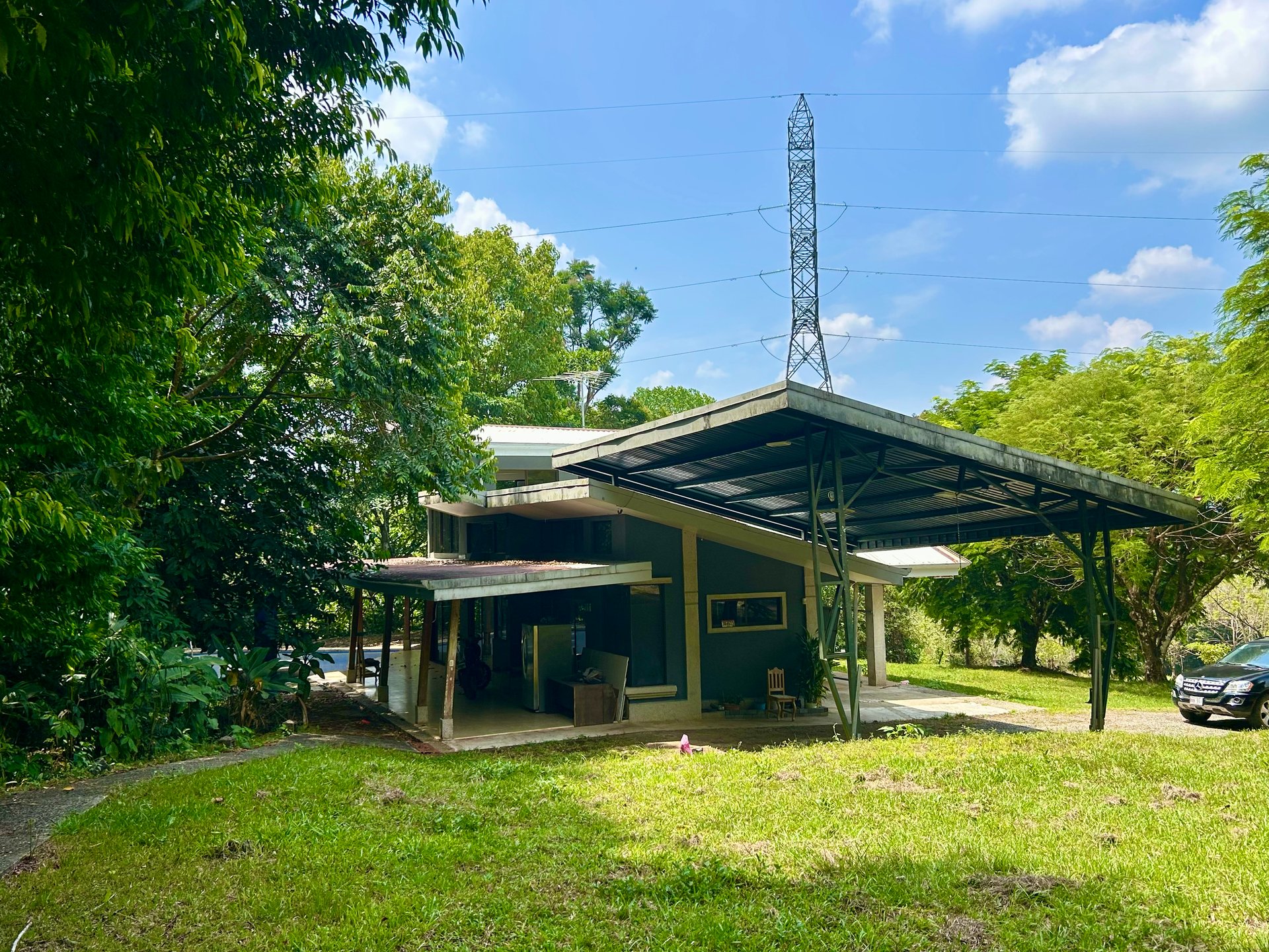 Fixer-Upper Home with an studio Office in Palmar Norte on a 7.58 Acres Property
