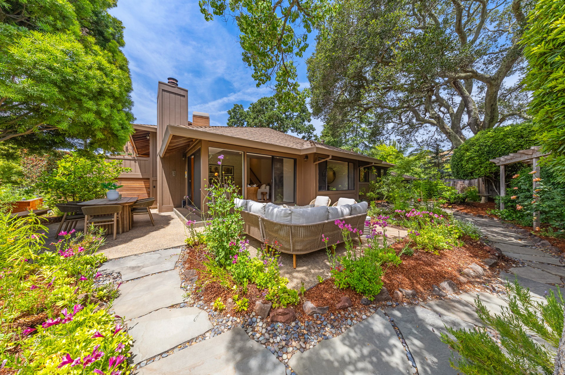 Inviting and Updated - Picturesque Grounds