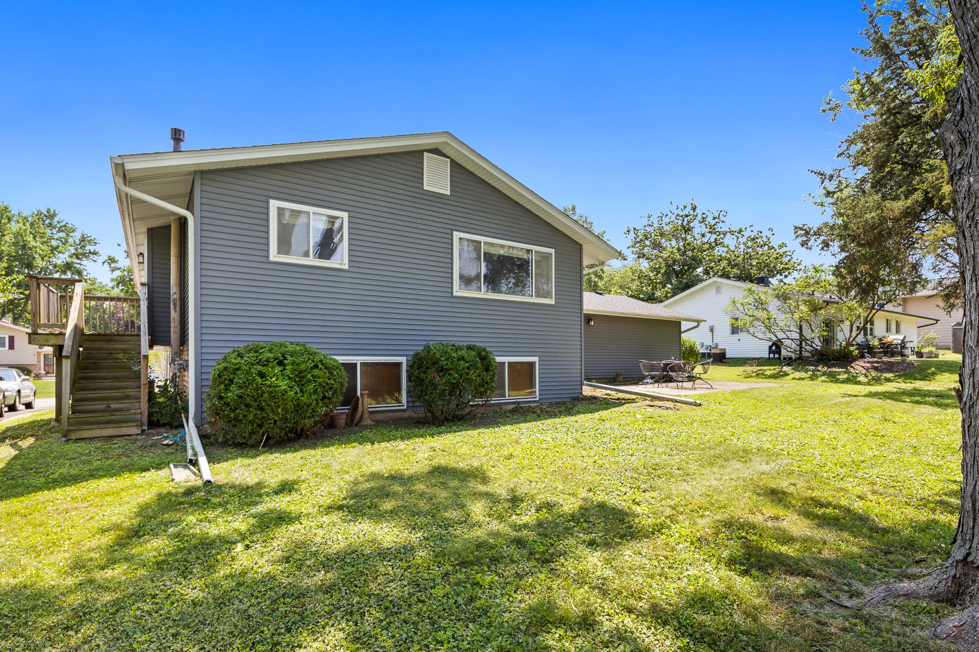 6308 MacArthur Dr, Woodridge