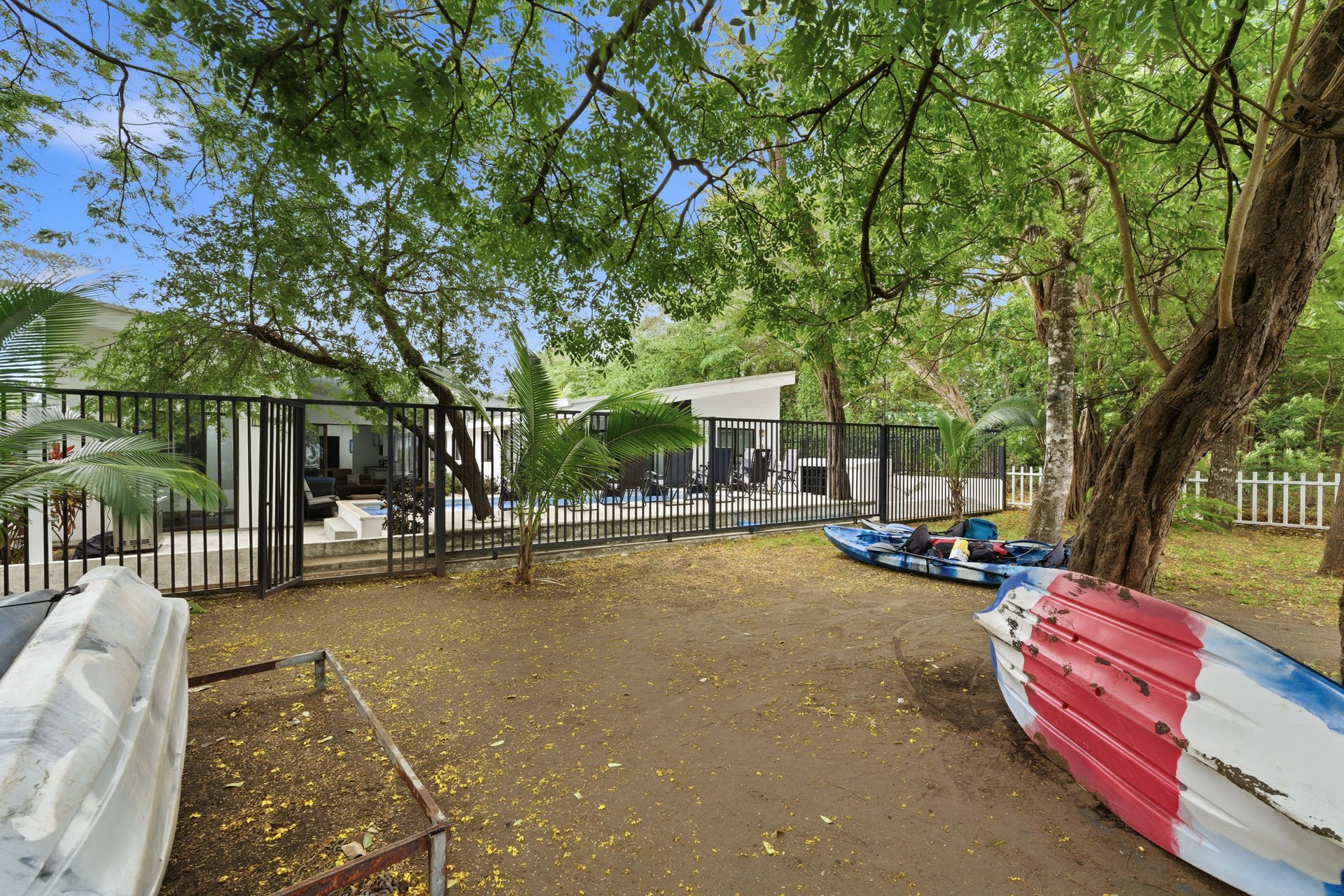 Three Mermaids | Beachfront 10-Bedroom Pod-Style Residence with Pool in Playa Flamingo
