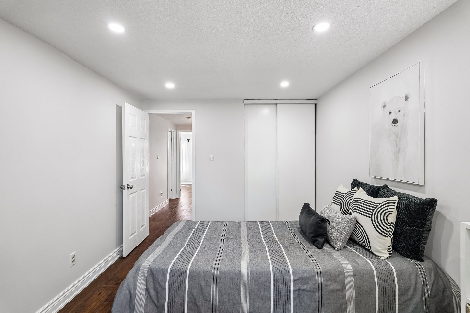 Move-in ready in the heart of Glen Abbey