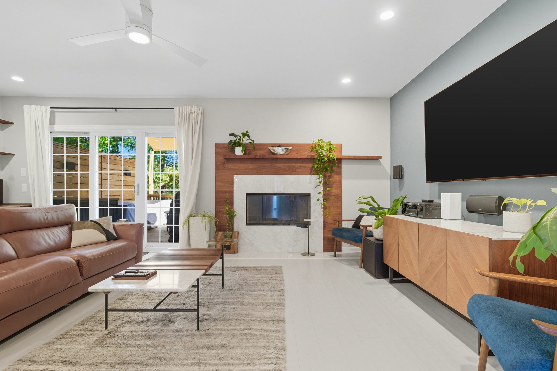 Turnkey 2 Bed Townhome plus Den & Designer Finishes 