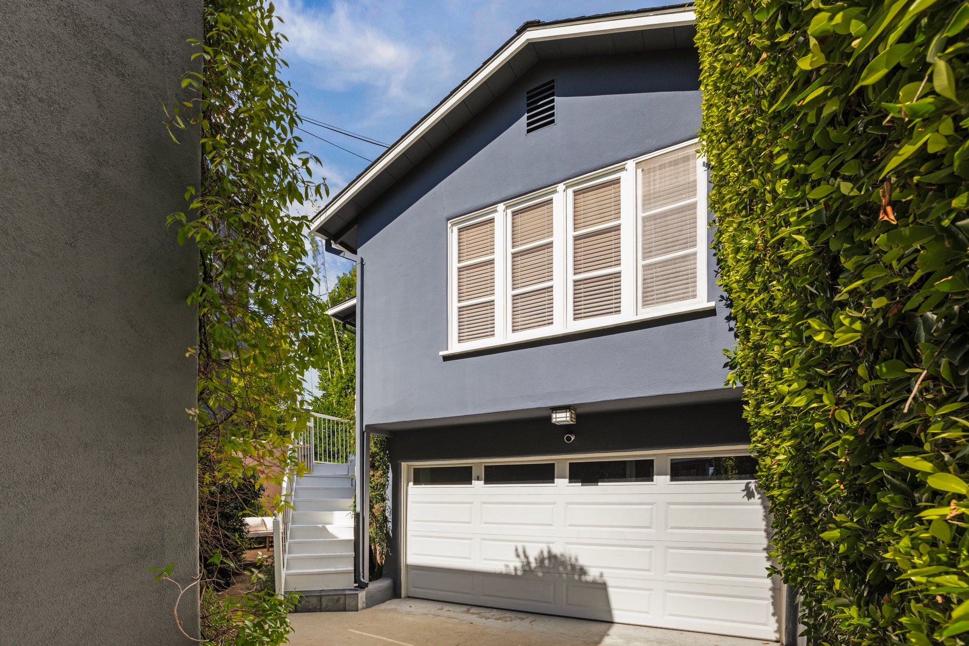 8921 Dorrington Ave