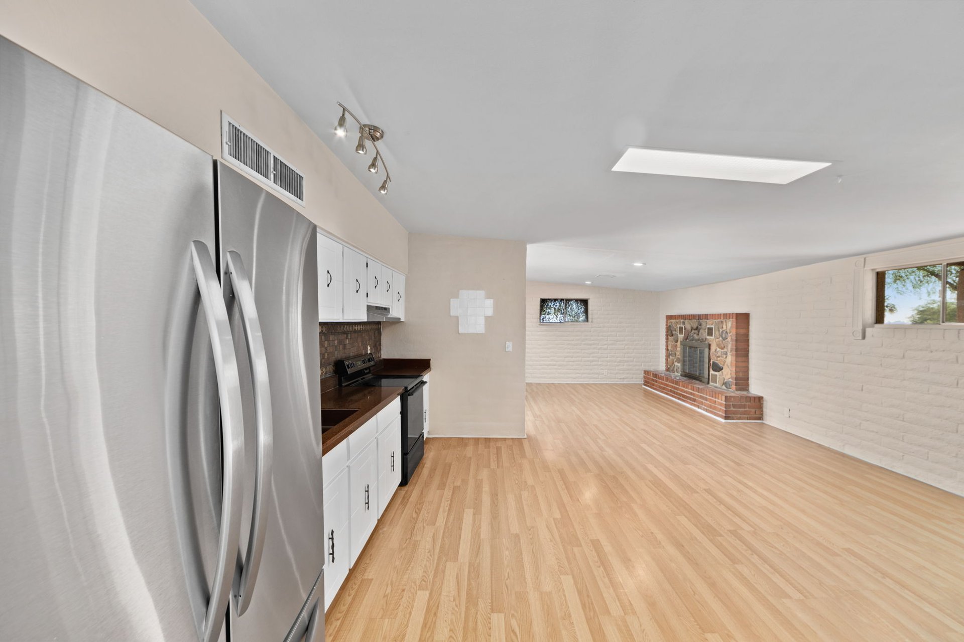 2540 S Marianne