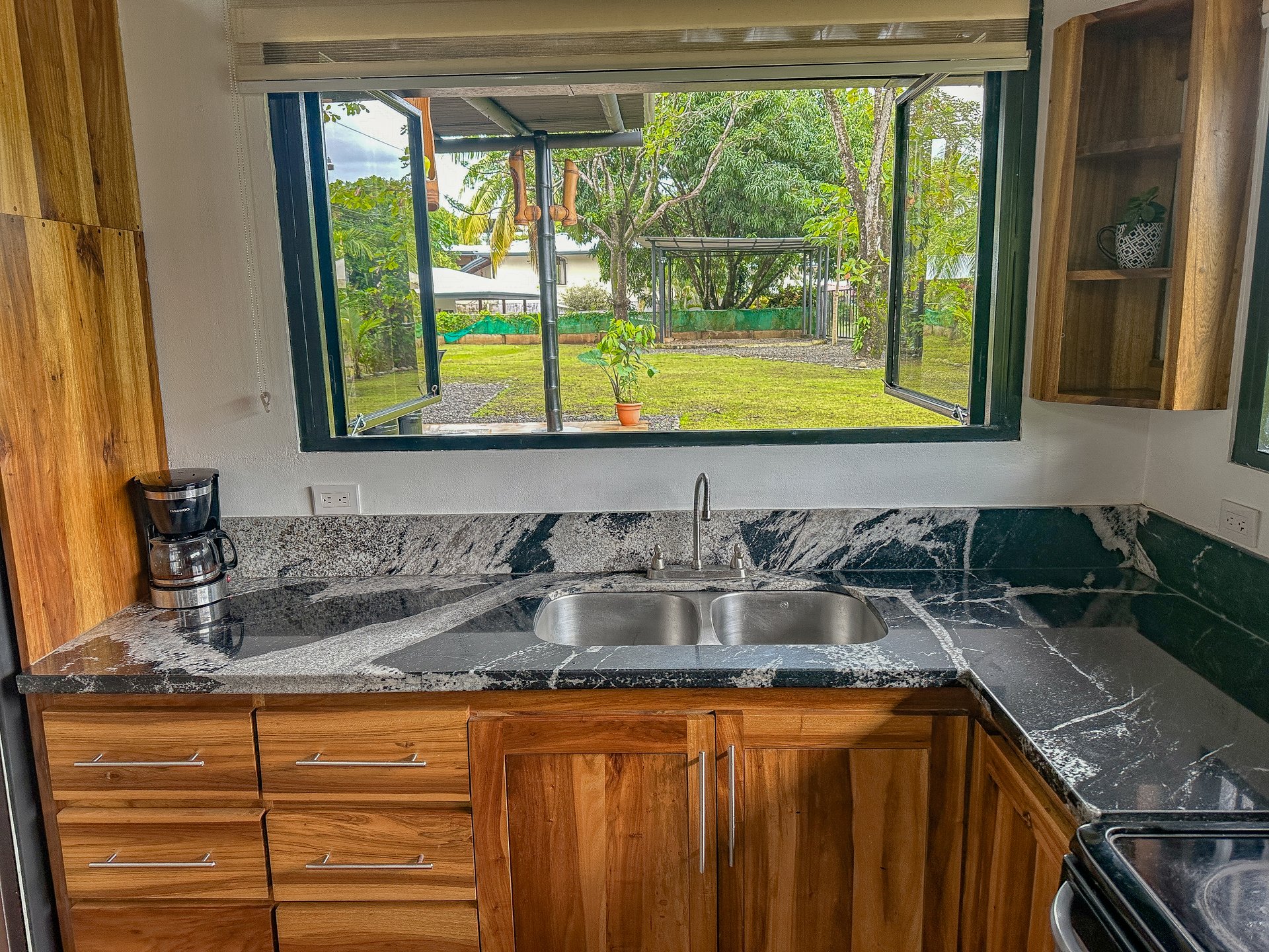 Contemporary 3-bed home surrounded by Uvita’s services and amenities but just a short stroll to tropical beaches