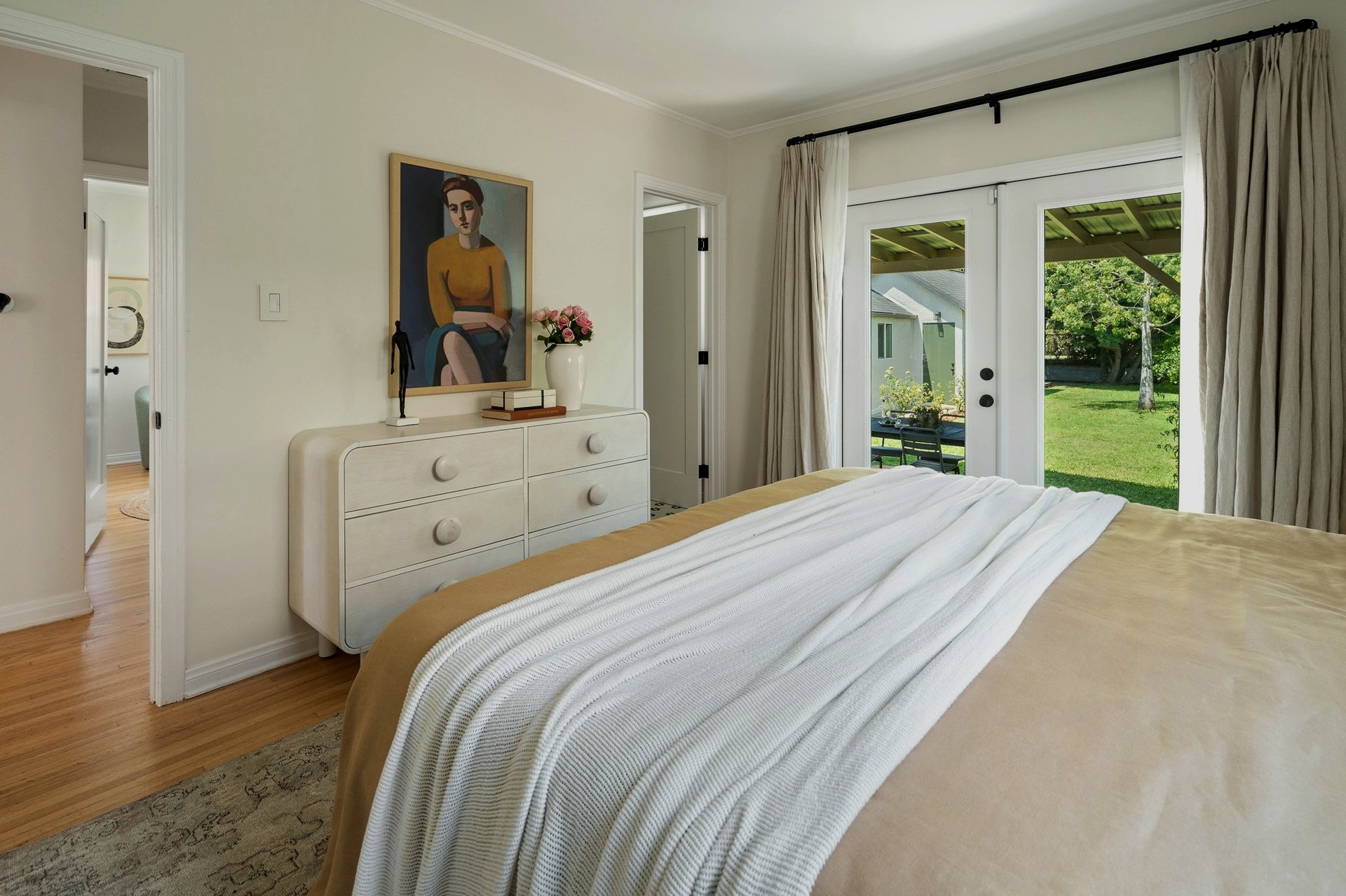 Re-imagined Quaint Country English with Guest House and Grand Rear Yard!